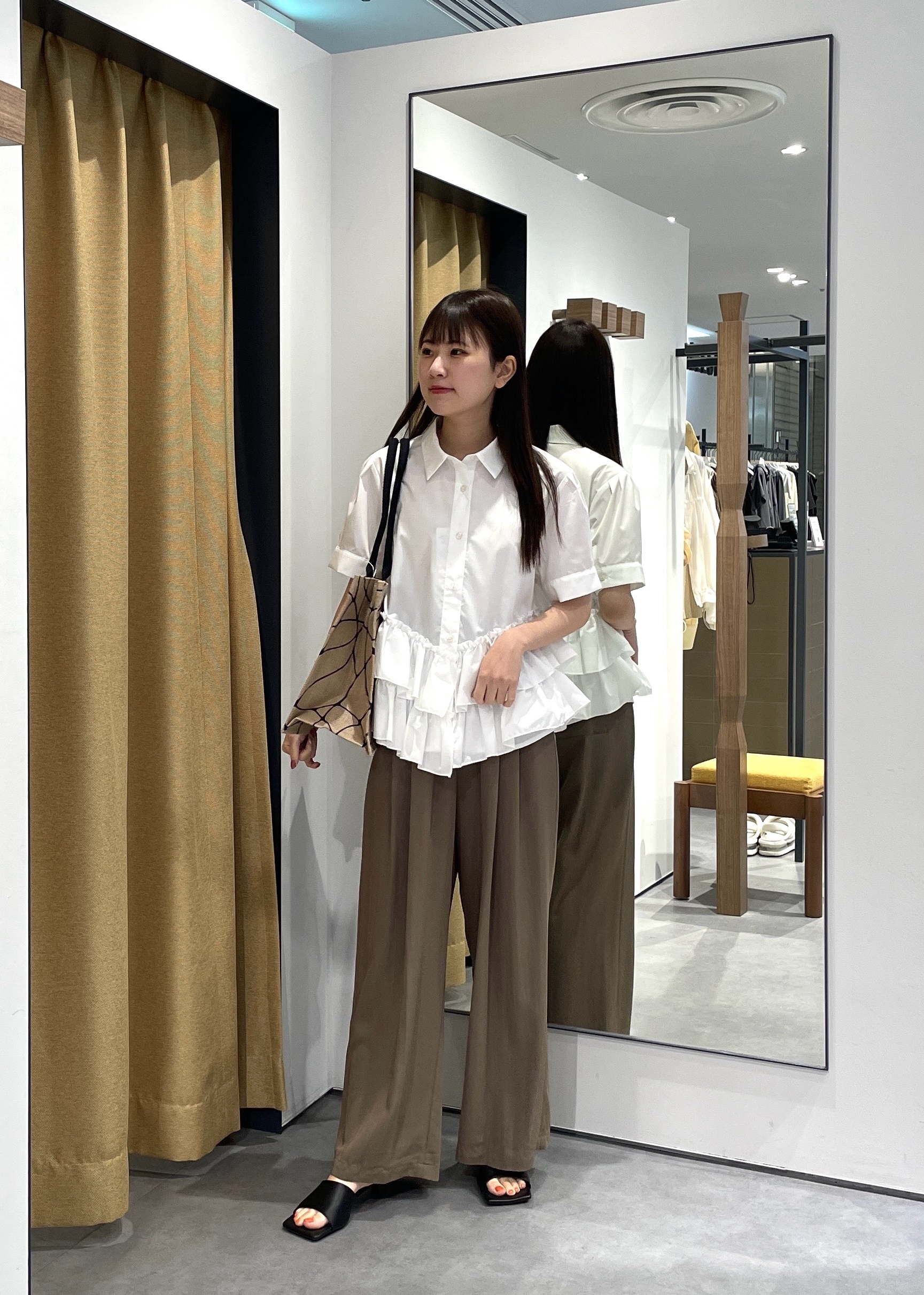 Renoさんの「INDIVI｜ティアードフリルヘムシャツ」を使ったコーディネート