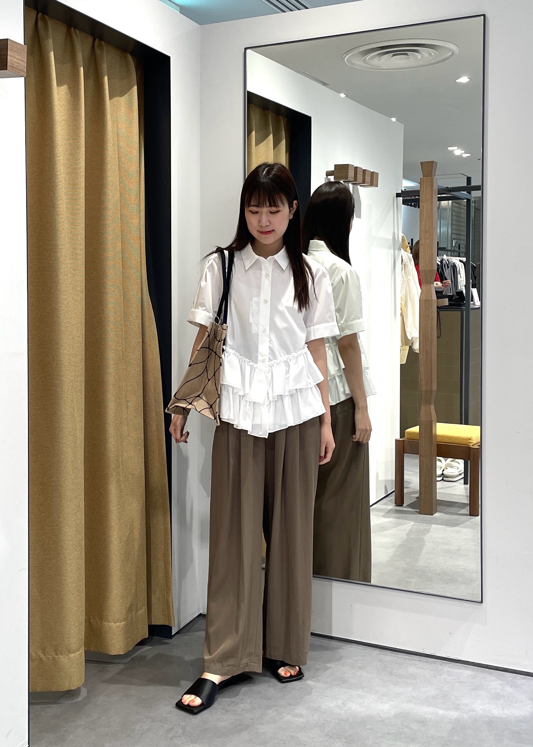 Renoさんの「INDIVI｜ティアードフリルヘムシャツ」を使ったコーディネート