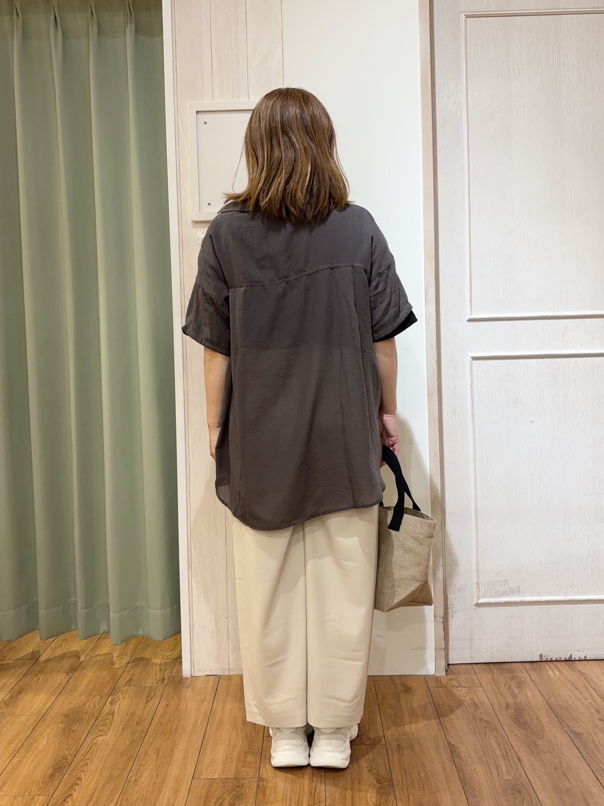 eさんの「SHOO･LA･RUE｜ヒップがすっぽり隠れる やわらか5分袖シアーシャツ」を使ったコーディネート