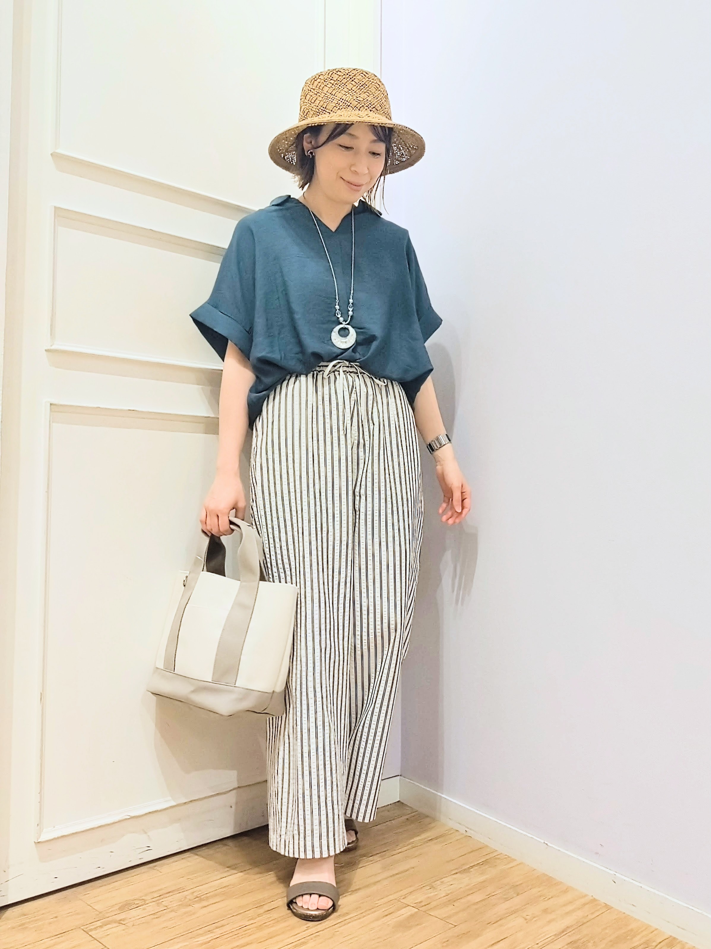 miomioさんの「SHOO･LA･RUE｜【S-LL/洗濯機可】インせず着られる 裾タック スキッパーシャツ」を使ったコーディネート