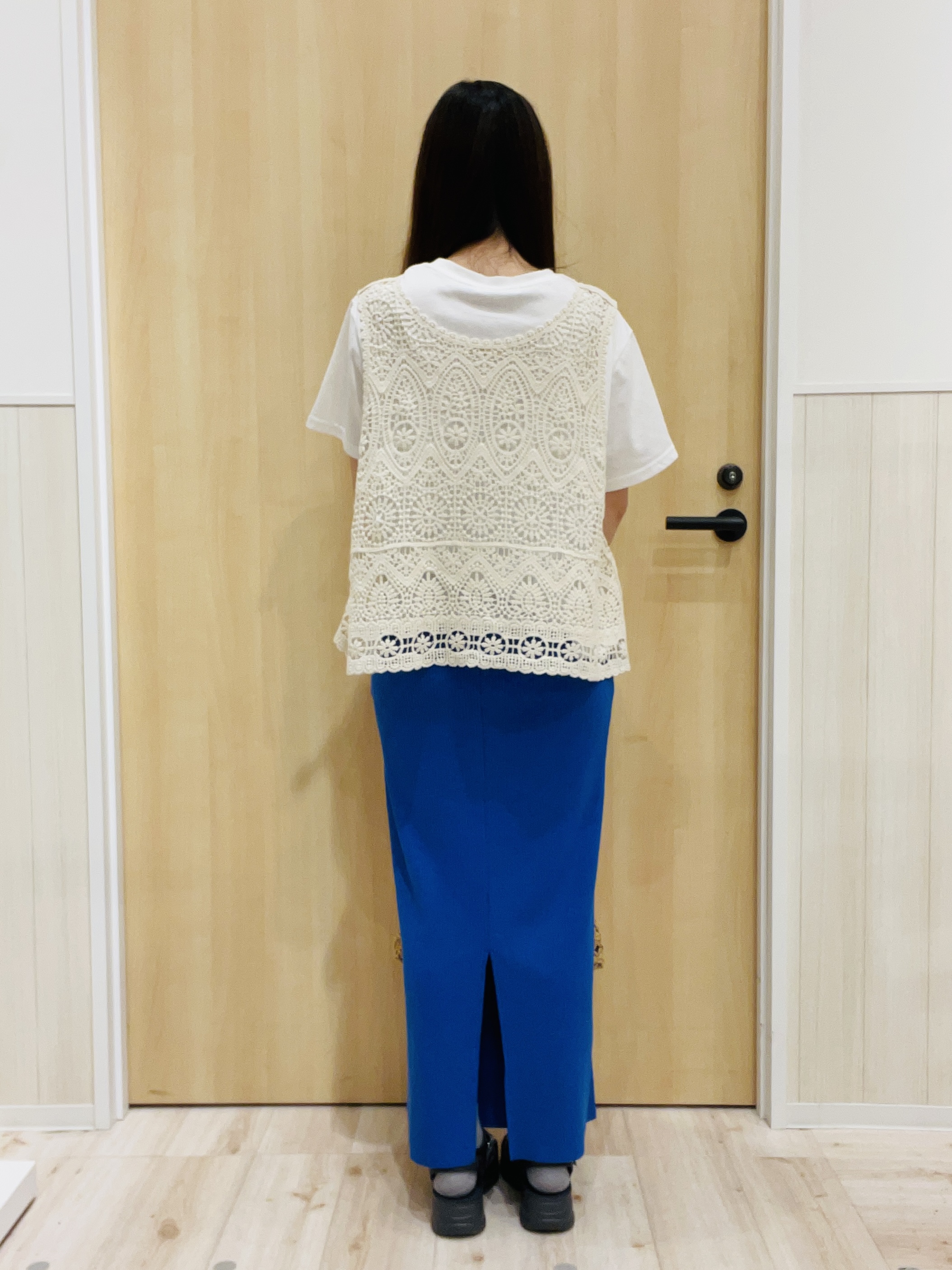 minamiさんの「SHOO･LA･RUE｜【2点セット/S-LL】透かしクロシェ編みベスト＋ロゴT 大人の涼やかセット」を使ったコーディネート