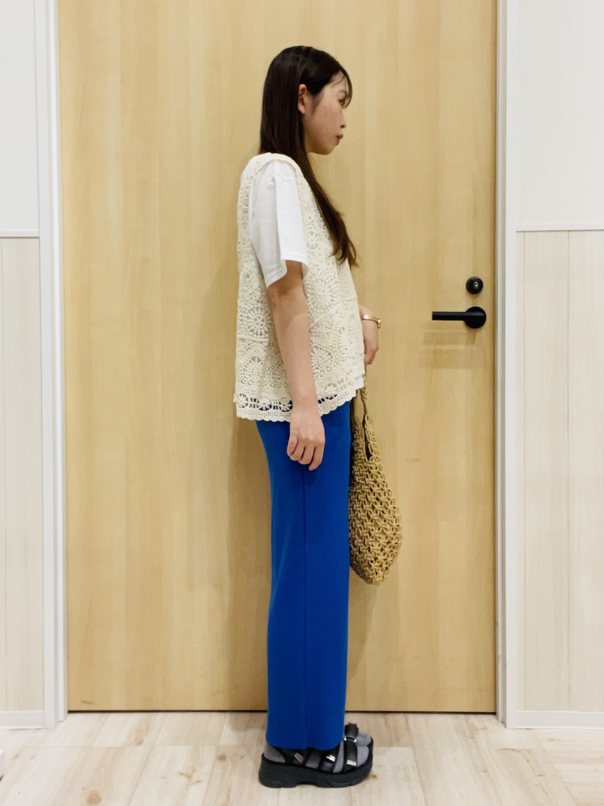 minamiさんの「SHOO･LA･RUE｜【2点セット/S-LL】透かしクロシェ編みベスト＋ロゴT 大人の涼やかセット」を使ったコーディネート