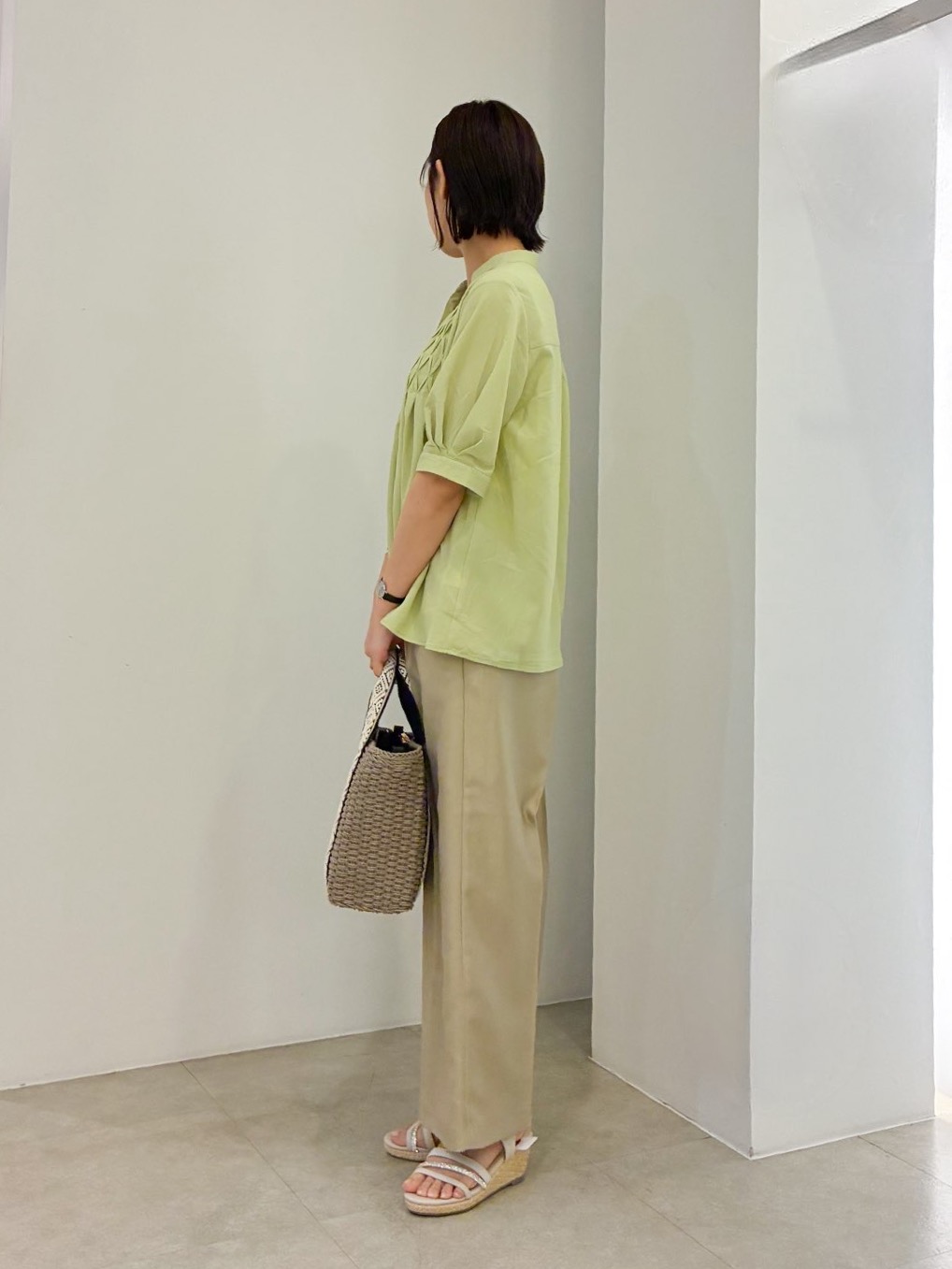 kanakoさんの「grove｜【貴島明日香さん着用/体型カバー】ON・OFF使えるスモッキングタックブラウス」を使ったコーディネート