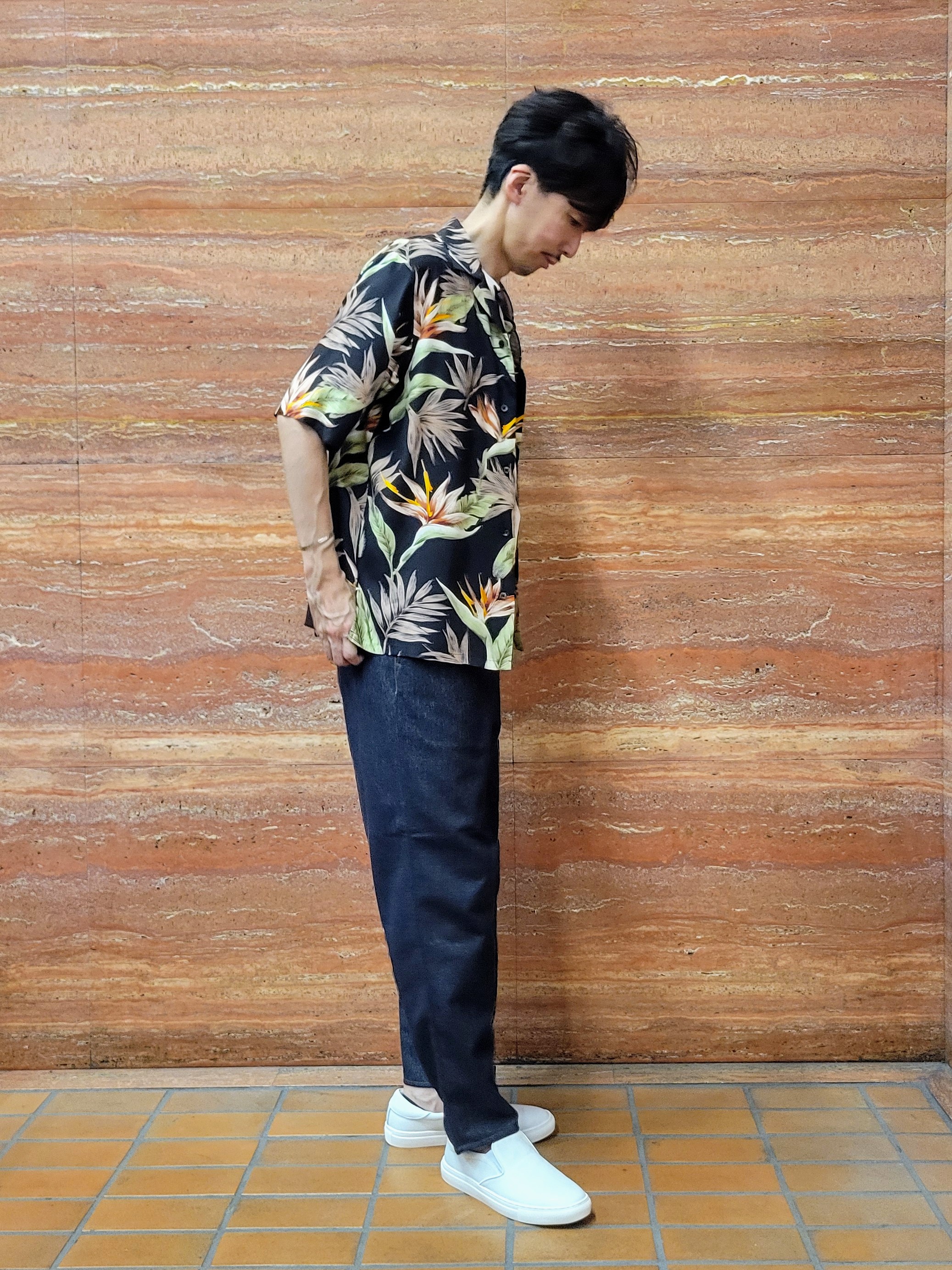 piroyaさんの「TAKEO KIKUCHI｜【BOWLER HAT LABEL】トロピカルフローラル レーヨンシャツ」を使ったコーディネート