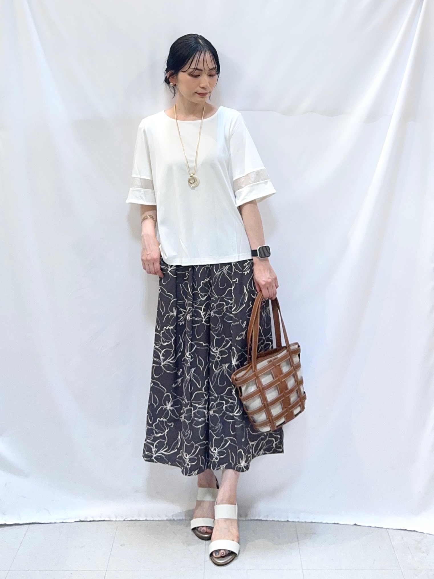𝐇𝐢𝐫𝐨𝐦𝐢さんの「SHOO･LA･RUE｜【洗濯機後しわになりにくい/S-LL】お袖のシアーで抜け感プラス 二の腕隠せるフレアスリーブトップス」を使ったコーディネート