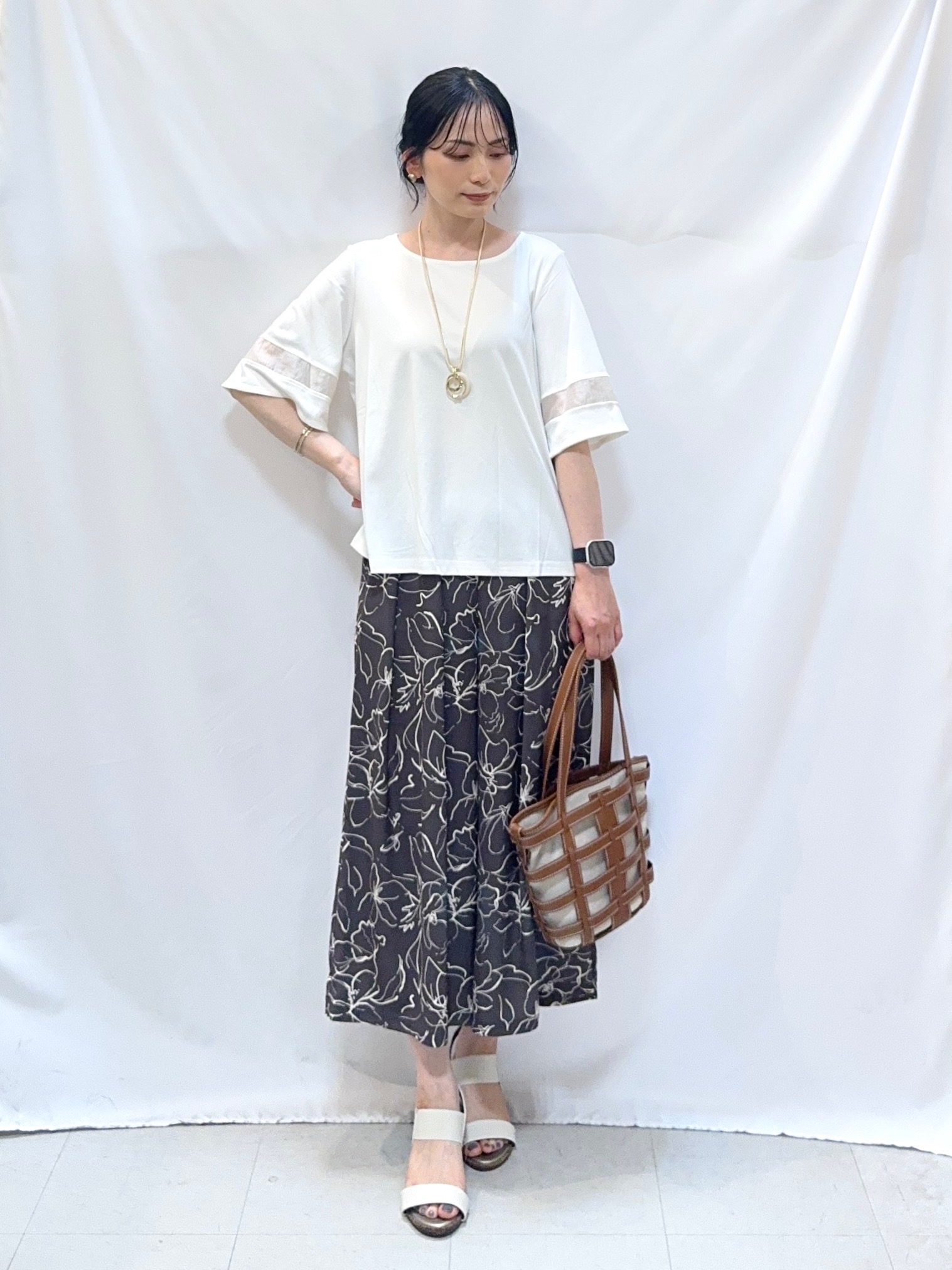 𝐇𝐢𝐫𝐨𝐦𝐢さんの「SHOO･LA･RUE｜【洗濯機後しわになりにくい/S-LL】お袖のシアーで抜け感プラス 二の腕隠せるフレアスリーブトップス」を使ったコーディネート