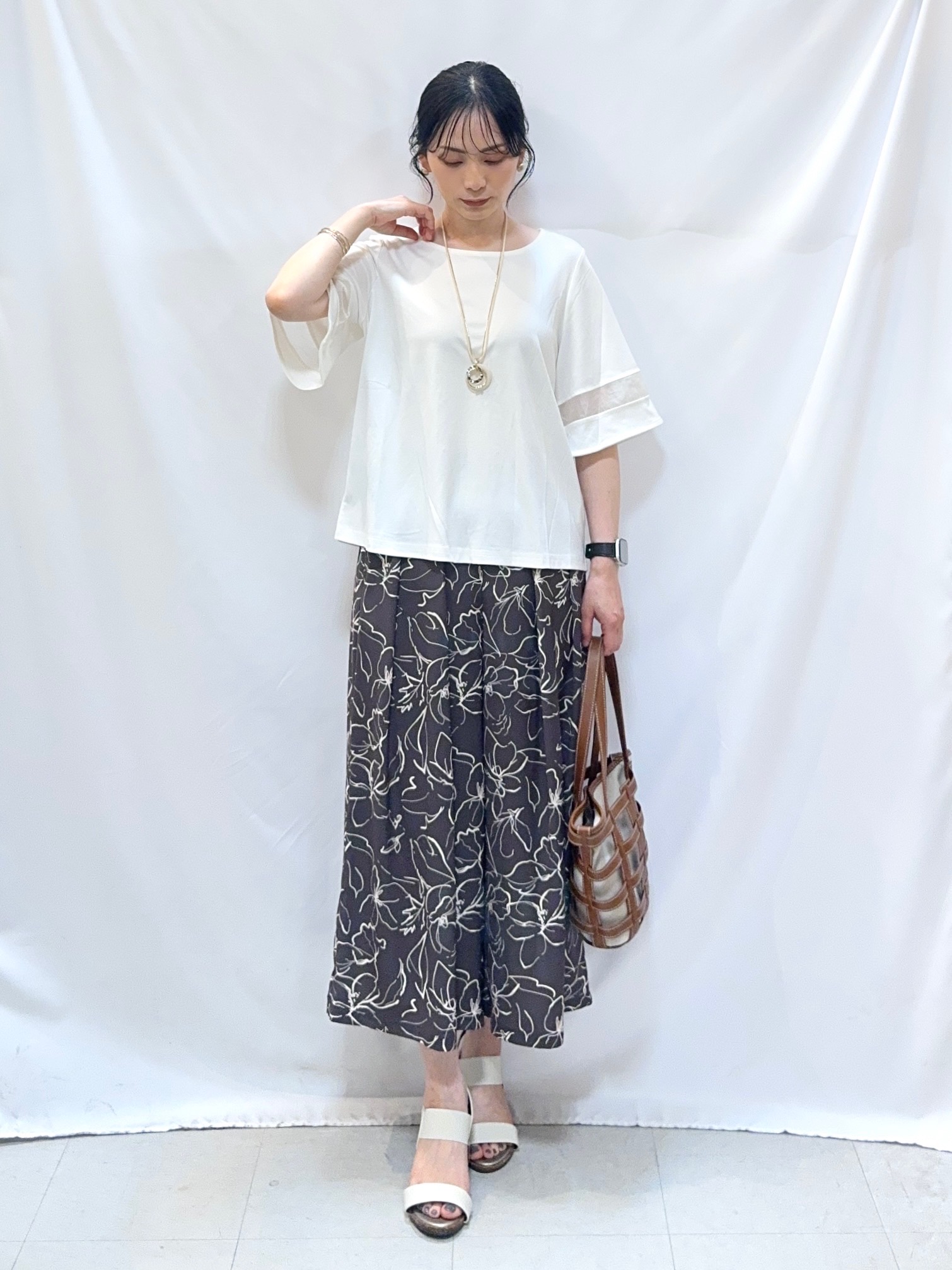 𝐇𝐢𝐫𝐨𝐦𝐢さんの「SHOO･LA･RUE｜【洗濯機後しわになりにくい/S-LL】お袖のシアーで抜け感プラス 二の腕隠せるフレアスリーブトップス」を使ったコーディネート