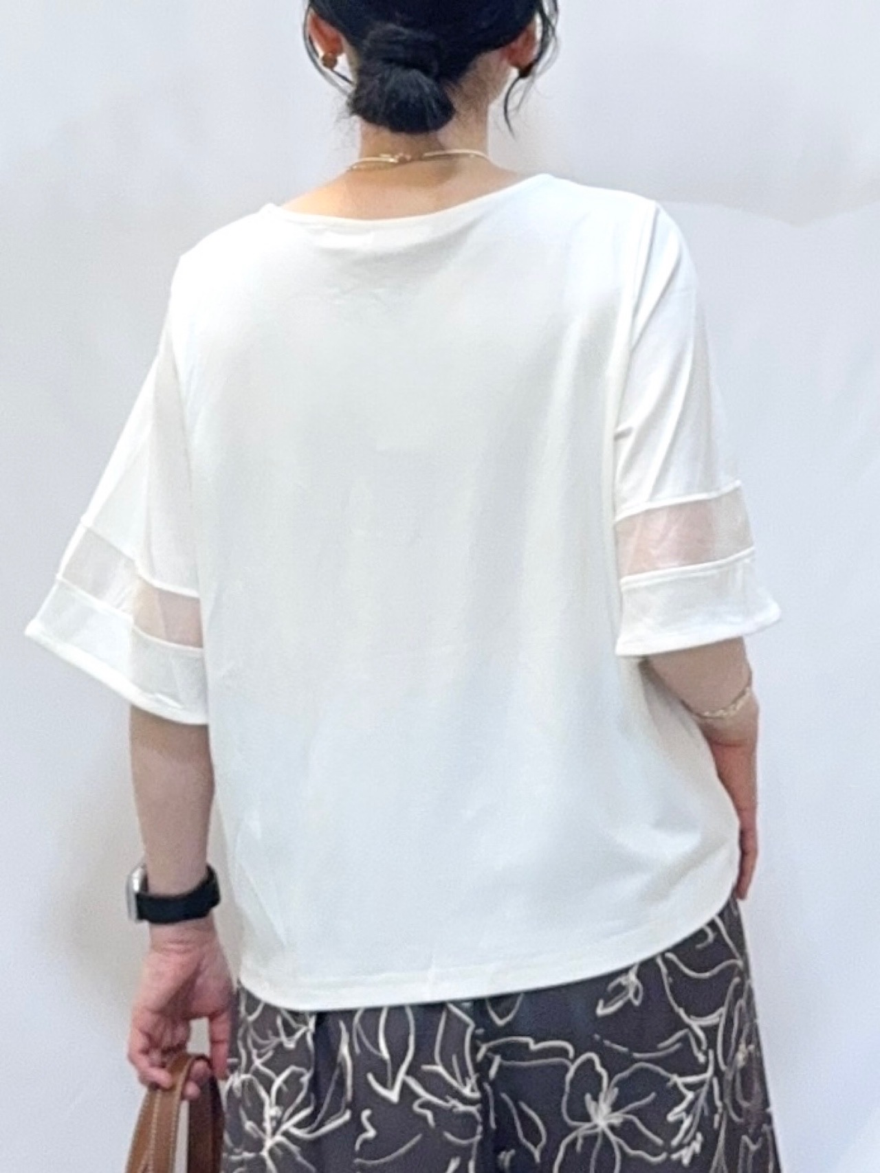 𝐇𝐢𝐫𝐨𝐦𝐢さんの「SHOO･LA･RUE｜【洗濯機後しわになりにくい/S-LL】お袖のシアーで抜け感プラス 二の腕隠せるフレアスリーブトップス」を使ったコーディネート