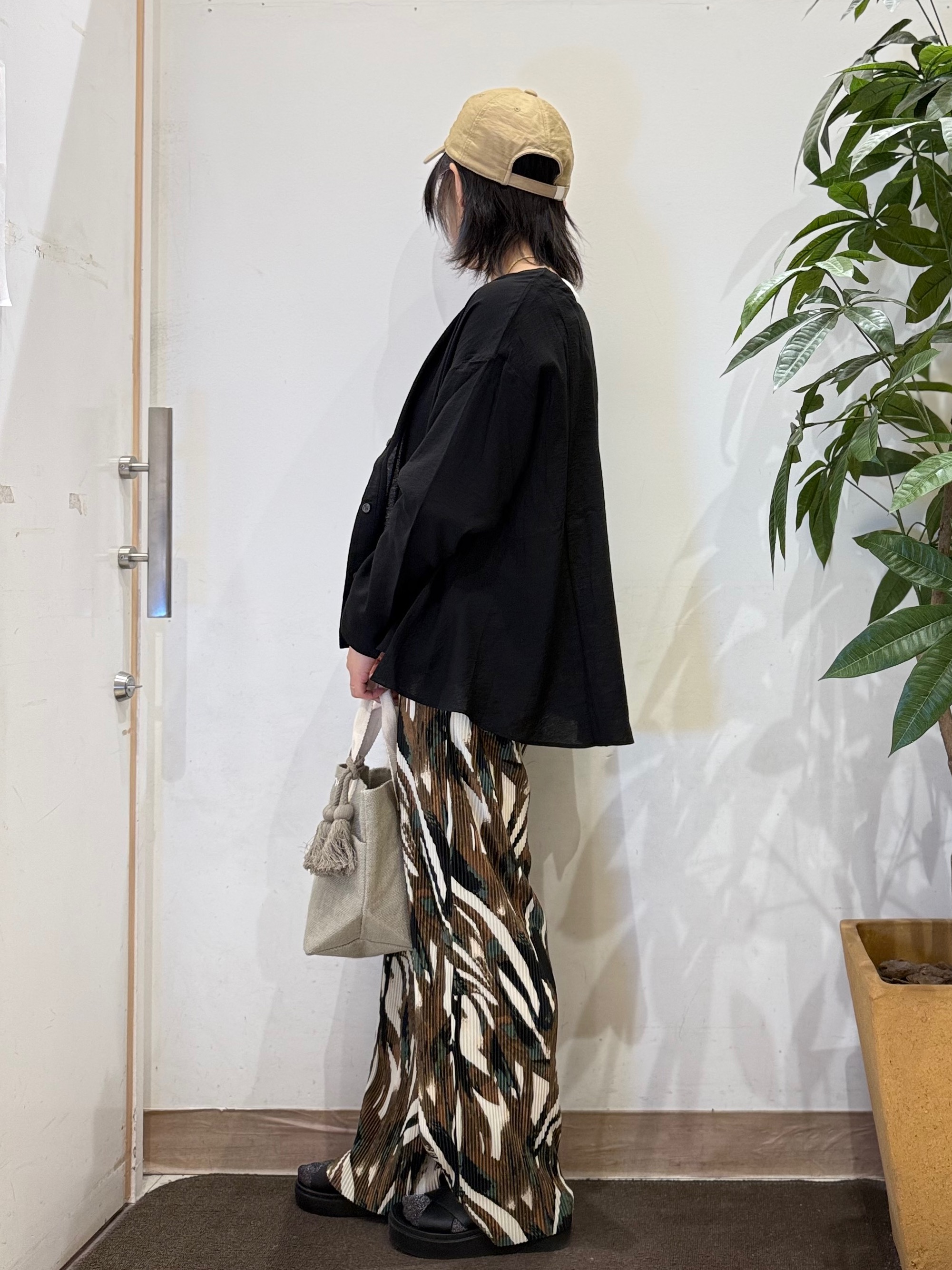 misakiさんの「SHOO･LA･RUE｜【洗濯機可/S-LL】お顔周りすっきり 大人のシアーシャツカーディガン」を使ったコーディネート