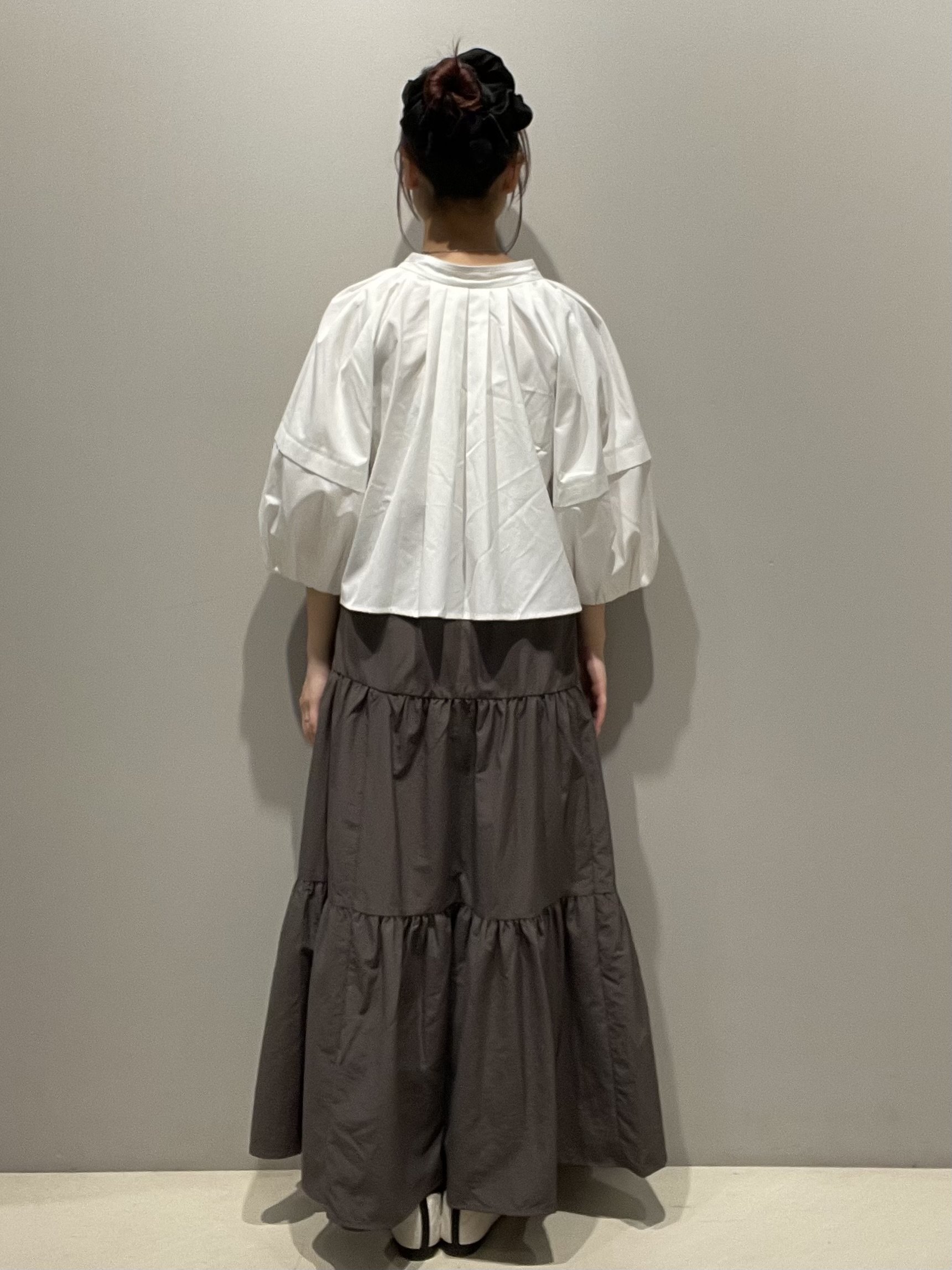 mikiさんの「OPAQUE.CLIP｜ボリュームスリーブ前リボンブラウス【洗濯機OK】」を使ったコーディネート