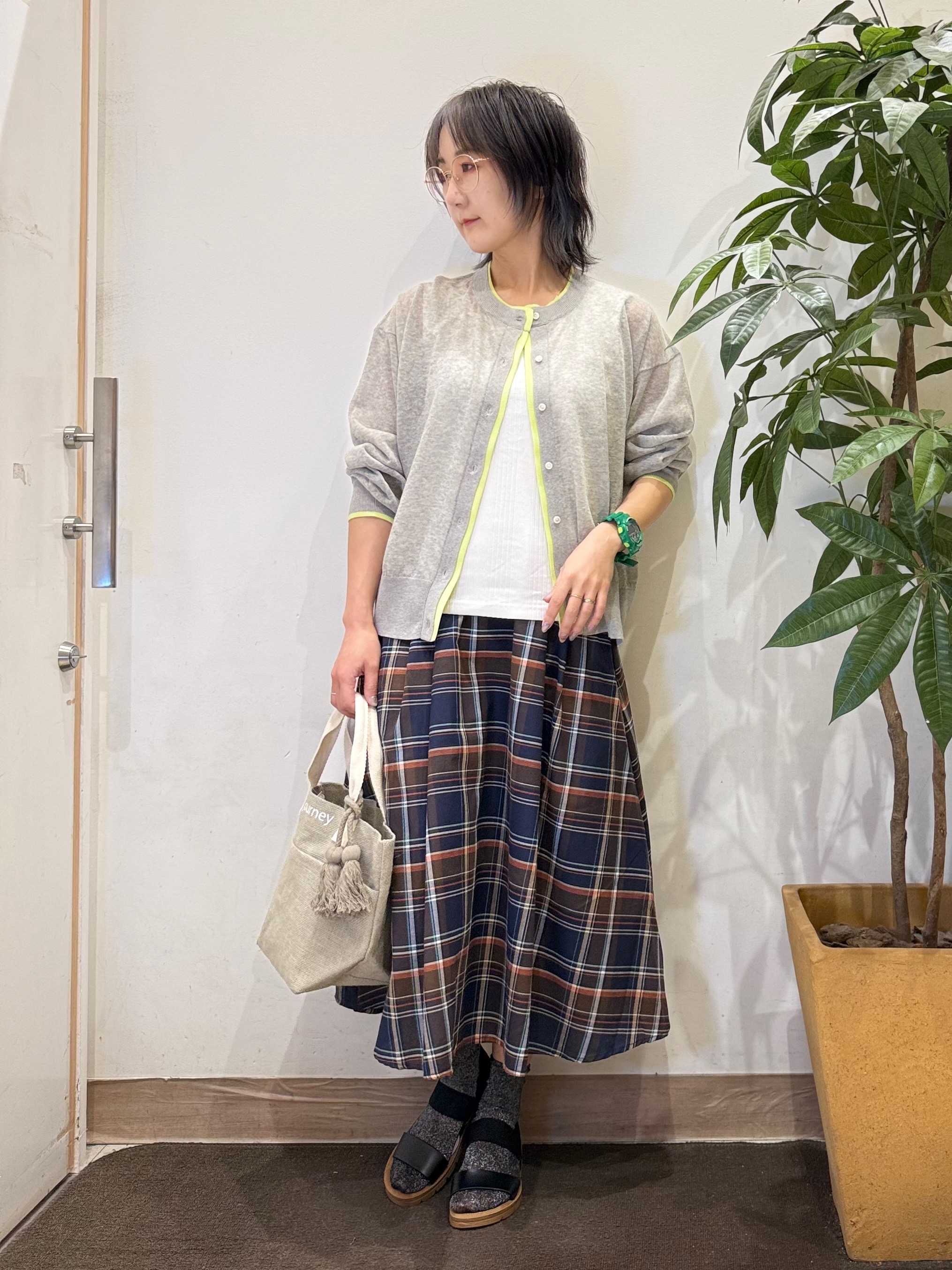 misakiさんの「SHOO･LA･RUE｜【S-LL/洗濯機可】冷房、日焼け対策に 配色シアーカーディガン」を使ったコーディネート