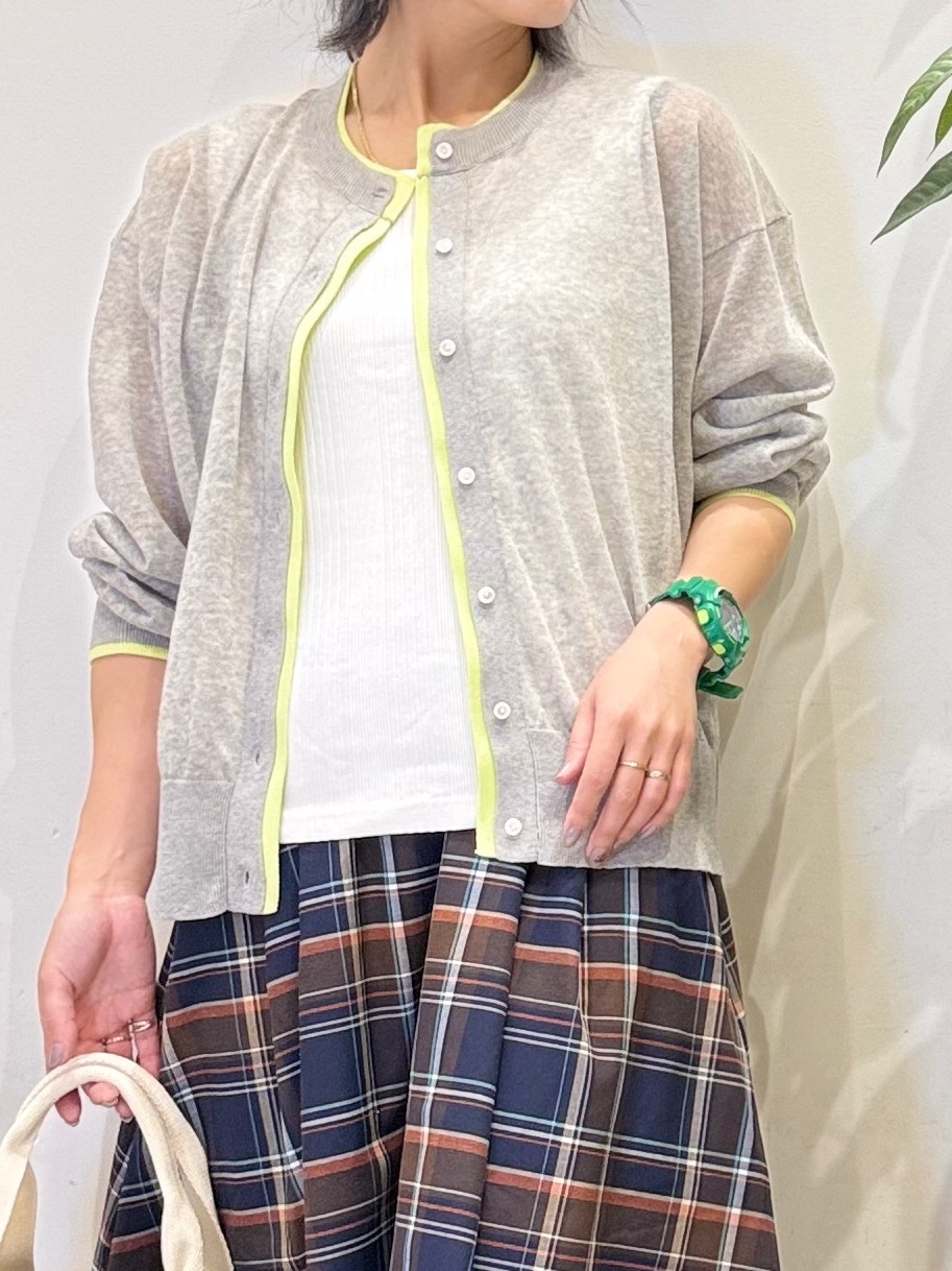 misakiさんの「SHOO･LA･RUE｜【S-LL/洗濯機可】冷房、日焼け対策に 配色シアーカーディガン」を使ったコーディネート
