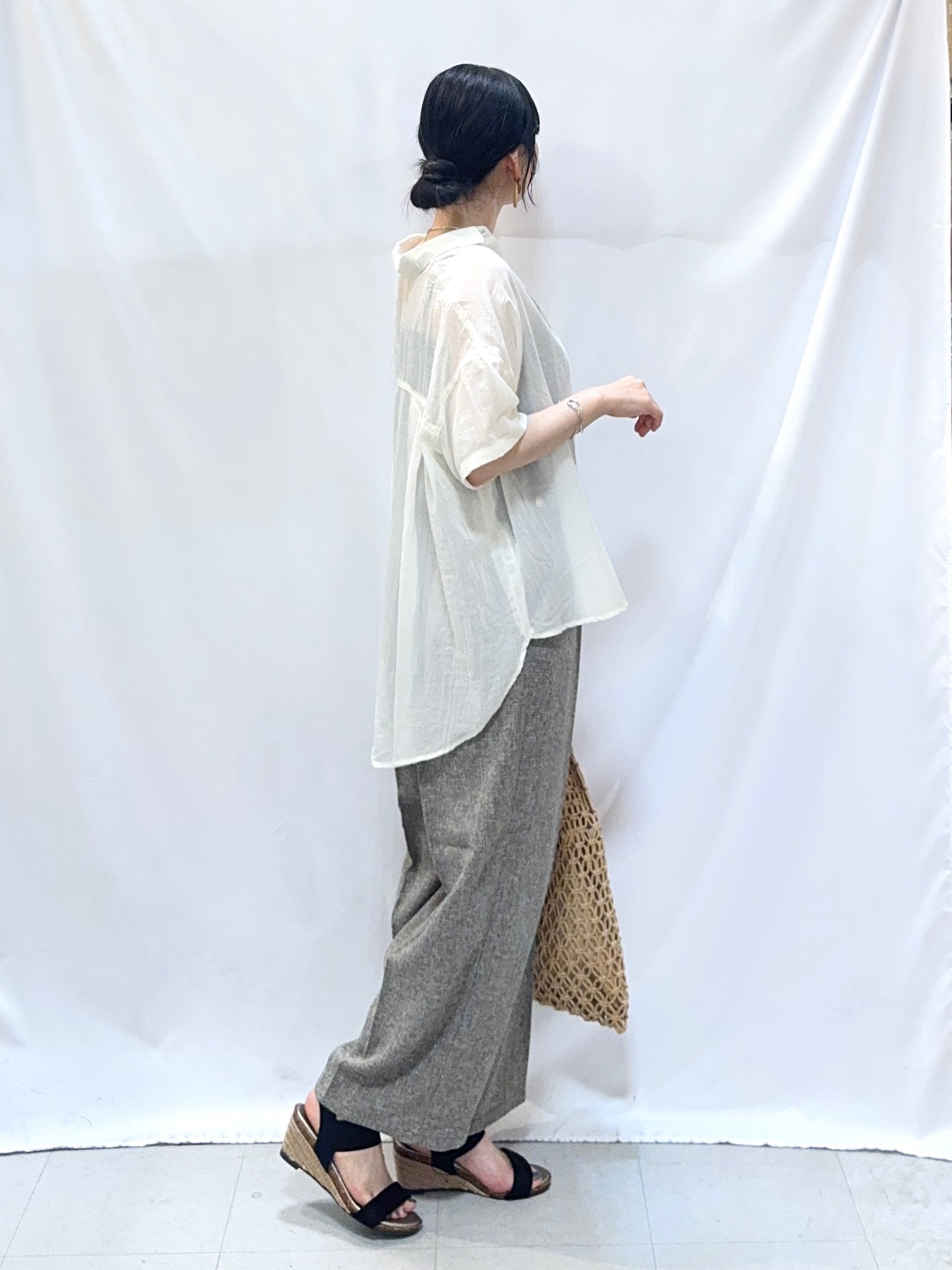 𝐇𝐢𝐫𝐨𝐦𝐢さんの「SHOO･LA･RUE｜ヒップがすっぽり隠れる やわらか5分袖シアーシャツ」を使ったコーディネート
