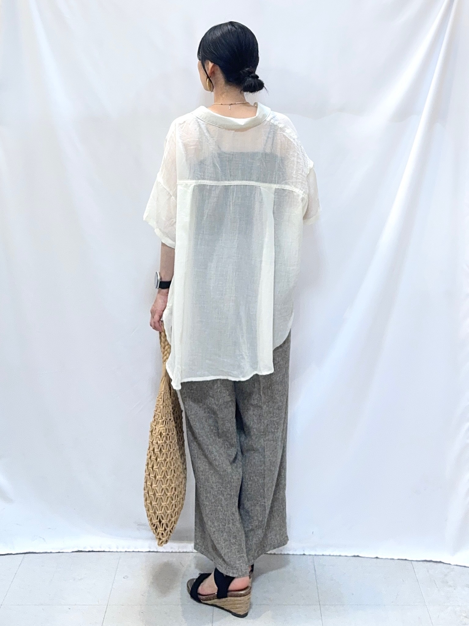 𝐇𝐢𝐫𝐨𝐦𝐢さんの「SHOO･LA･RUE｜ヒップがすっぽり隠れる やわらか5分袖シアーシャツ」を使ったコーディネート