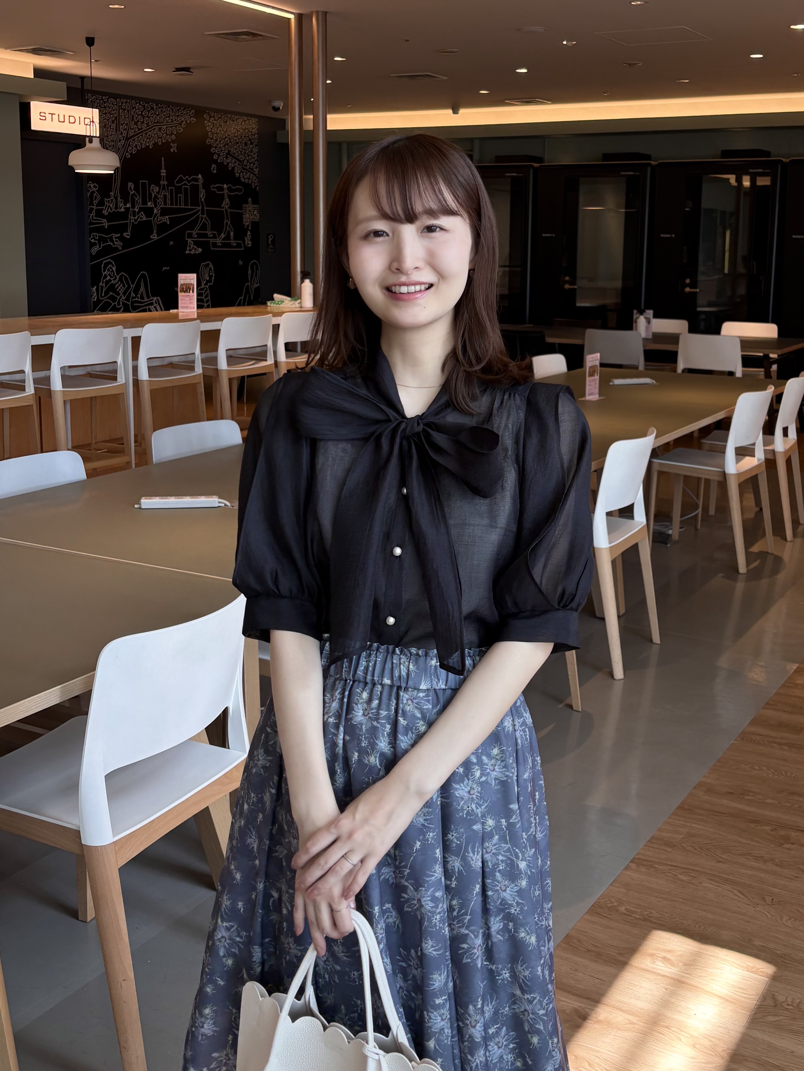 みさかさんの「index｜【マツコの知らない世界で紹介】オーガンシアーリボンフリルブラウス《洗濯機OK／イージーアイロン》」を使ったコーディネート
