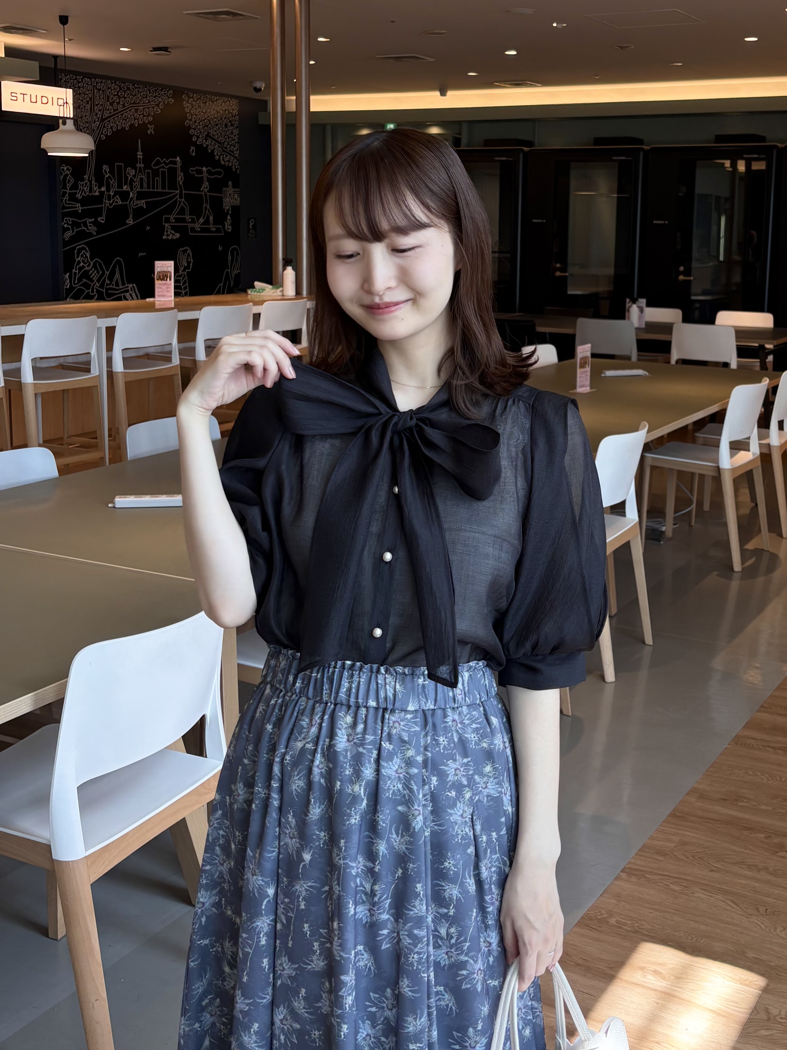みさかさんの「index｜【マツコの知らない世界で紹介】オーガンシアーリボンフリルブラウス《洗濯機OK／イージーアイロン》」を使ったコーディネート