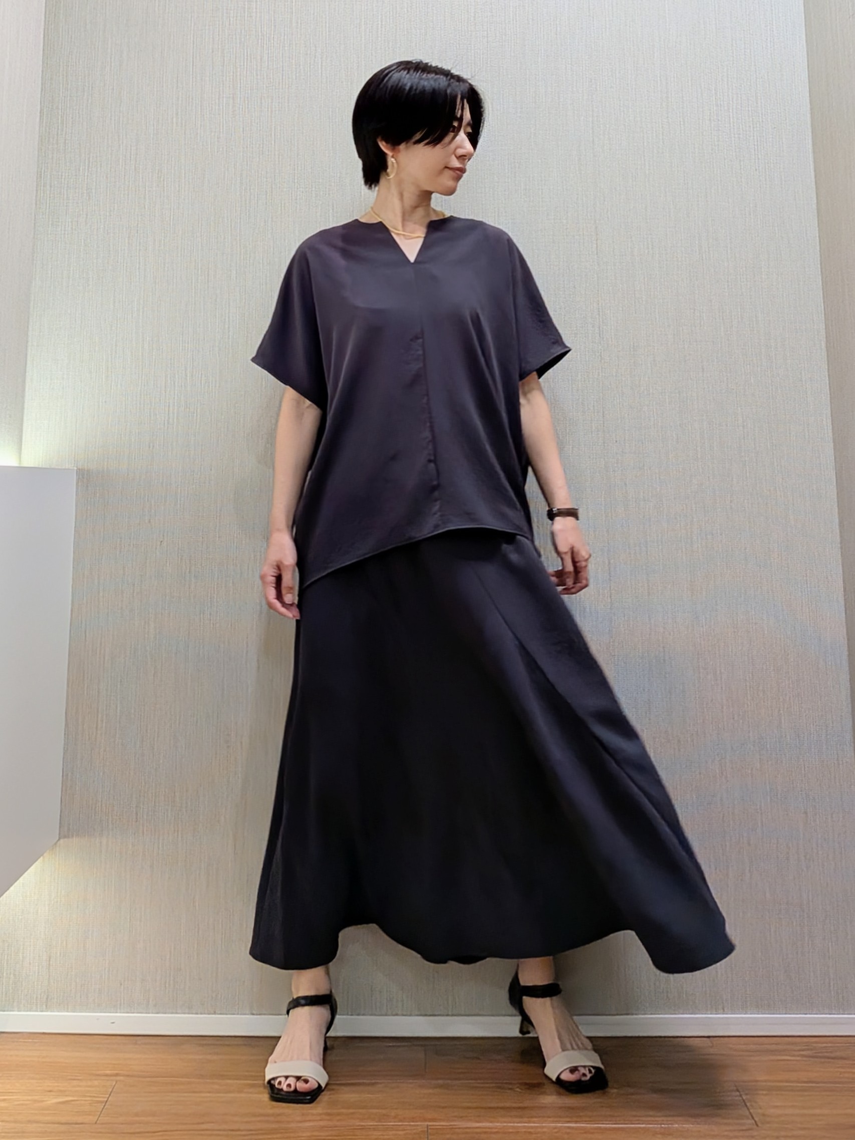 ミズタさんの「UNTITLED｜【UV/接触冷感/セットアップ可】リラクシーキーVネックブラウス」を使ったコーディネート