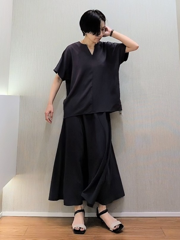 ミズタさんの「UNTITLED｜【UV/接触冷感/セットアップ可】リラクシーキーVネックブラウス」を使ったコーディネート