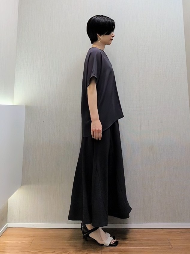 ミズタさんの「UNTITLED｜【UV/接触冷感/セットアップ可】リラクシーキーVネックブラウス」を使ったコーディネート