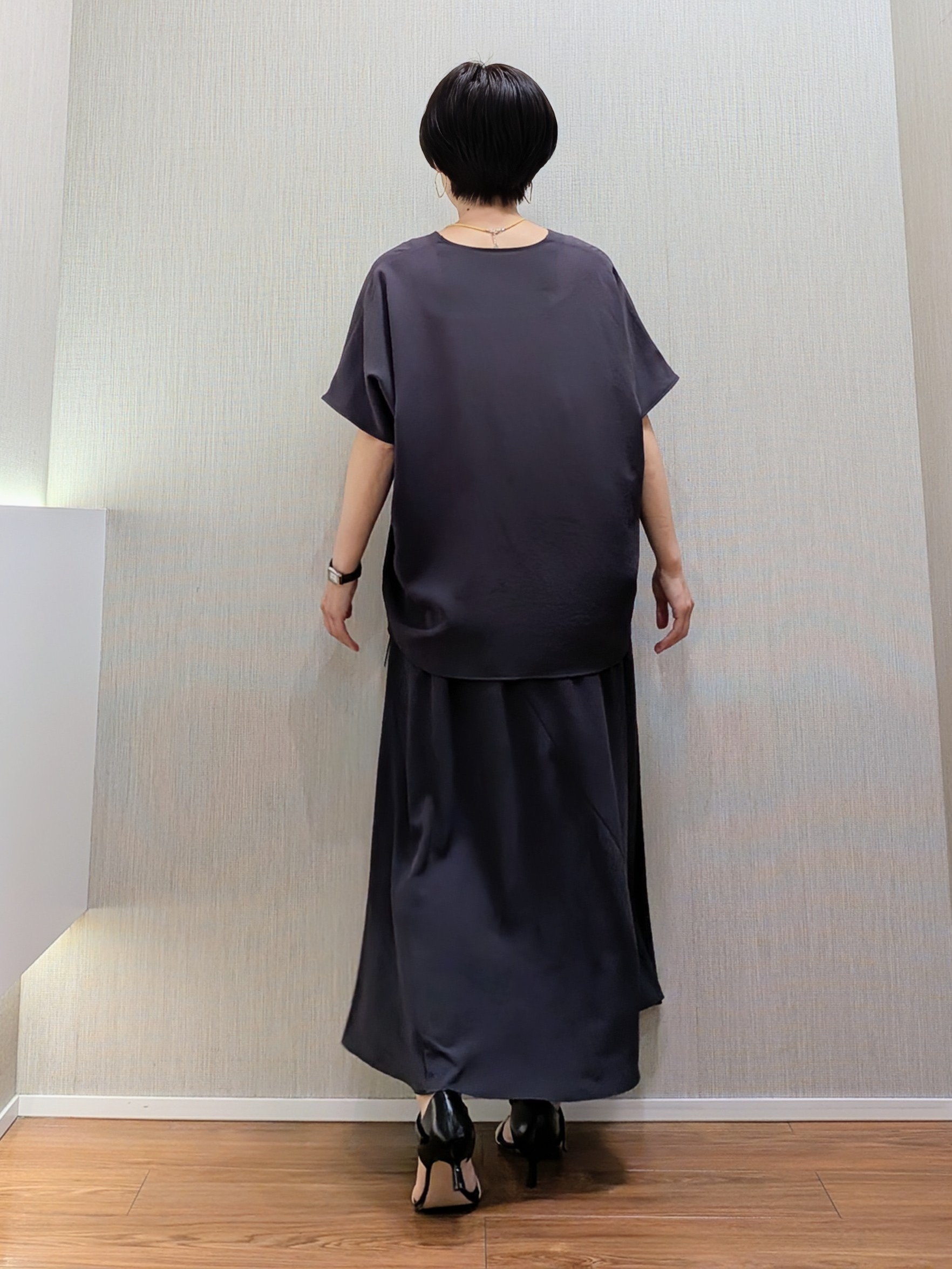ミズタさんの「UNTITLED｜【UV/接触冷感/セットアップ可】リラクシーキーVネックブラウス」を使ったコーディネート