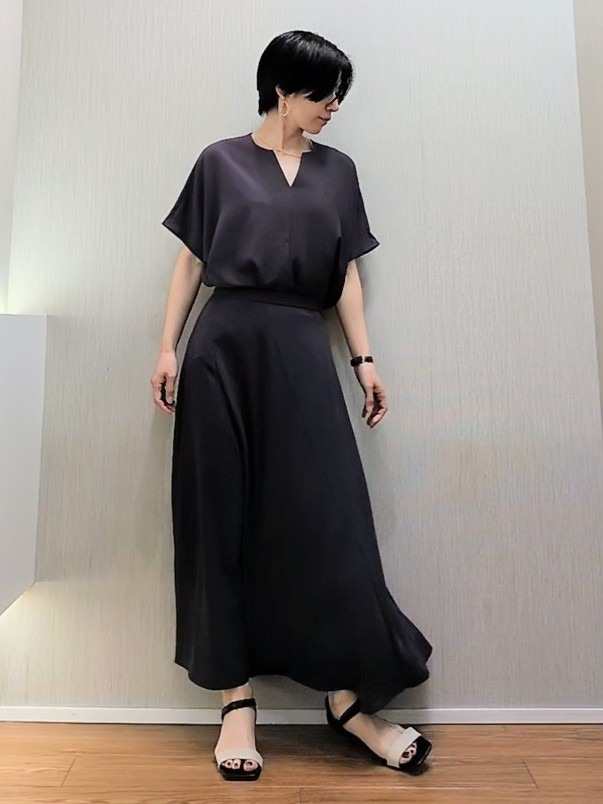 ミズタさんの「UNTITLED｜【UV/接触冷感/セットアップ可】リラクシーキーVネックブラウス」を使ったコーディネート