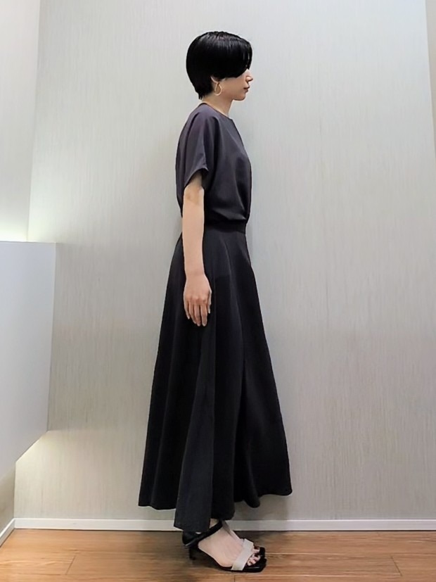 ミズタさんの「UNTITLED｜【UV/接触冷感/セットアップ可】リラクシーキーVネックブラウス」を使ったコーディネート