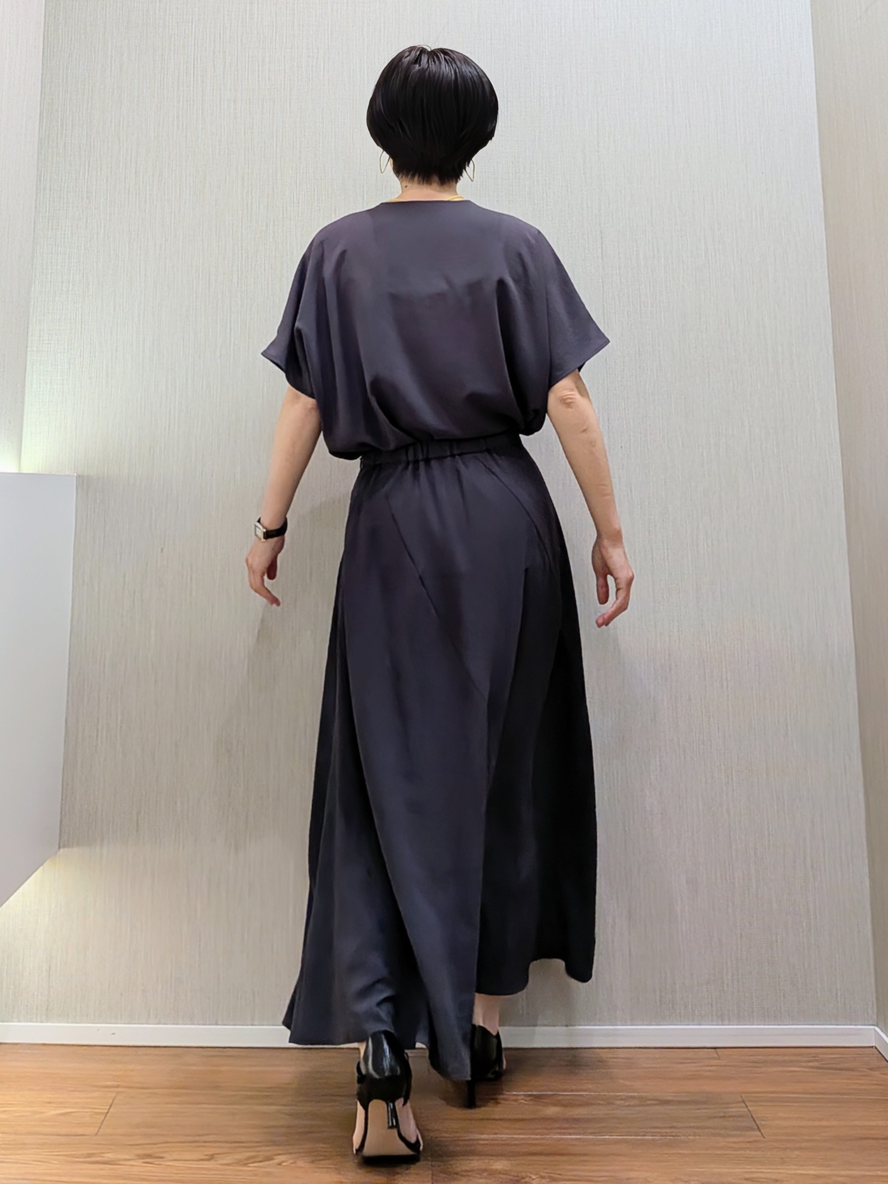 ミズタさんの「UNTITLED｜【UV/接触冷感/セットアップ可】リラクシーキーVネックブラウス」を使ったコーディネート
