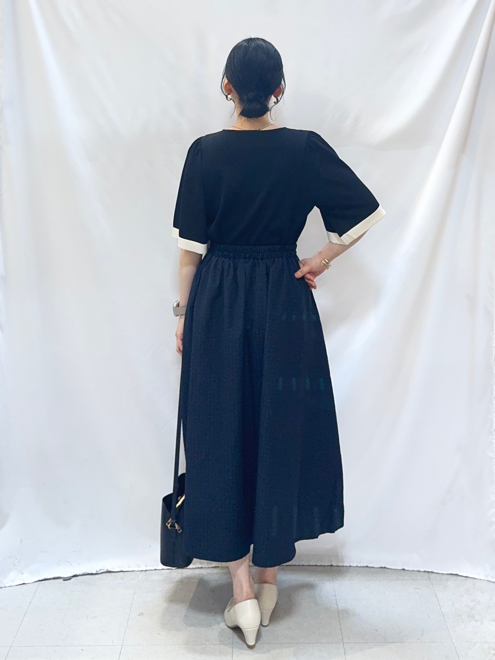 𝐇𝐢𝐫𝐨𝐦𝐢さんの「SHOO･LA･RUE｜【毎日洗える/UV/S-LL】二の腕かくせる フレアスリーブひらり5分袖ニット」を使ったコーディネート