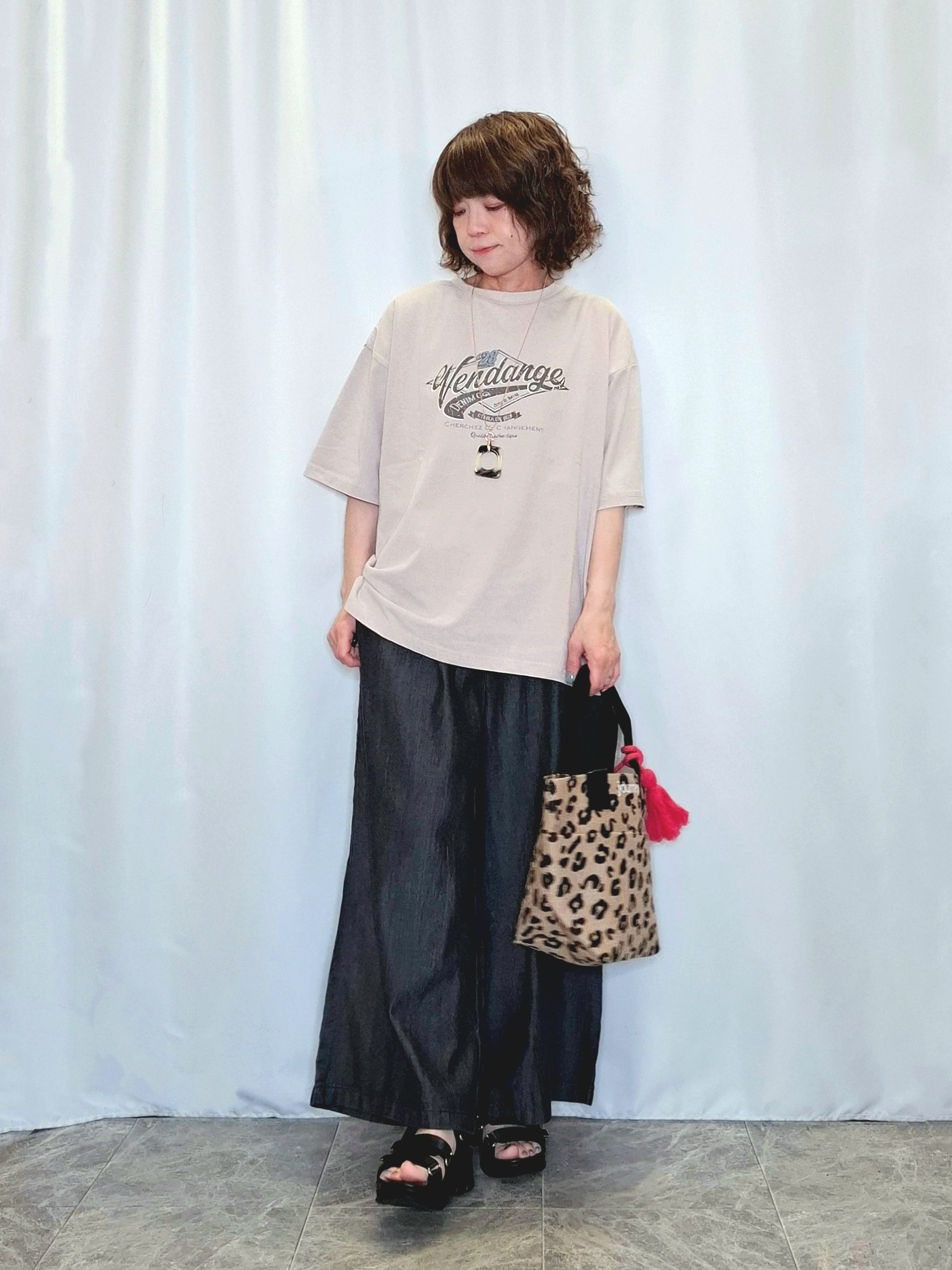 ぬーさんの「SHOO･LA･RUE｜【洗濯機可/体型カバー】上品ラメがきらめく シアーポンチョ風カーディガン」を使ったコーディネート