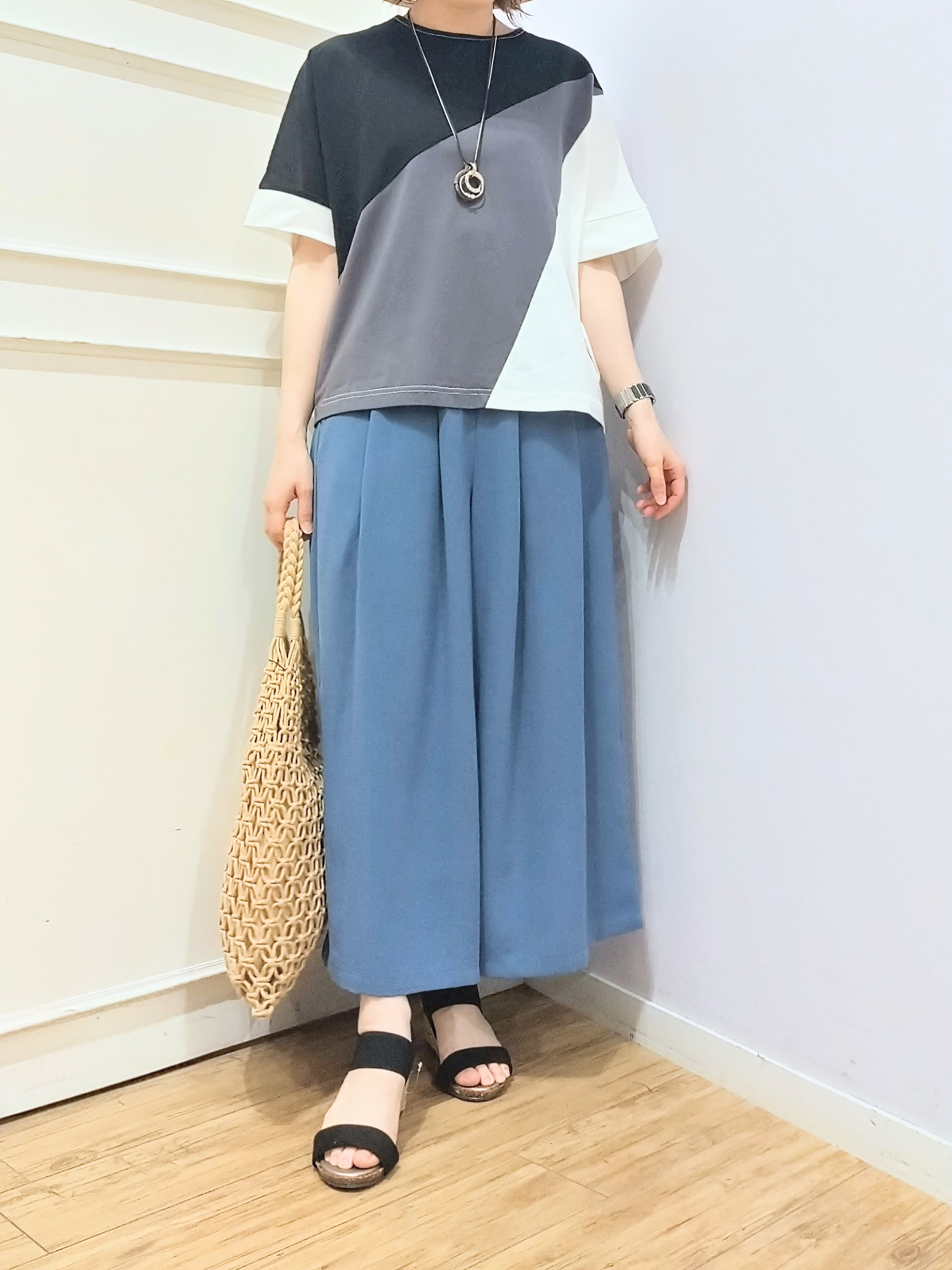 miomioさんの「SHOO･LA･RUE｜【S-LL/洗濯機可】インしないで着られる ななめ3段切り替えトップス」を使ったコーディネート