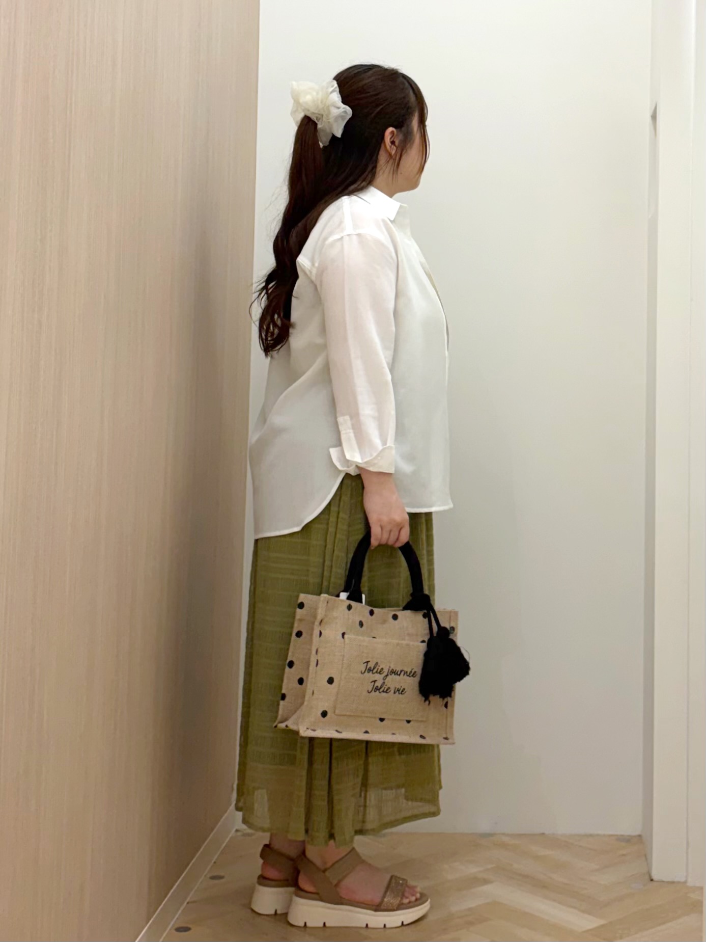akariさんの「grove｜【洗濯機OK】朝晩の気温差に◎軽やかシアーシャツ」を使ったコーディネート