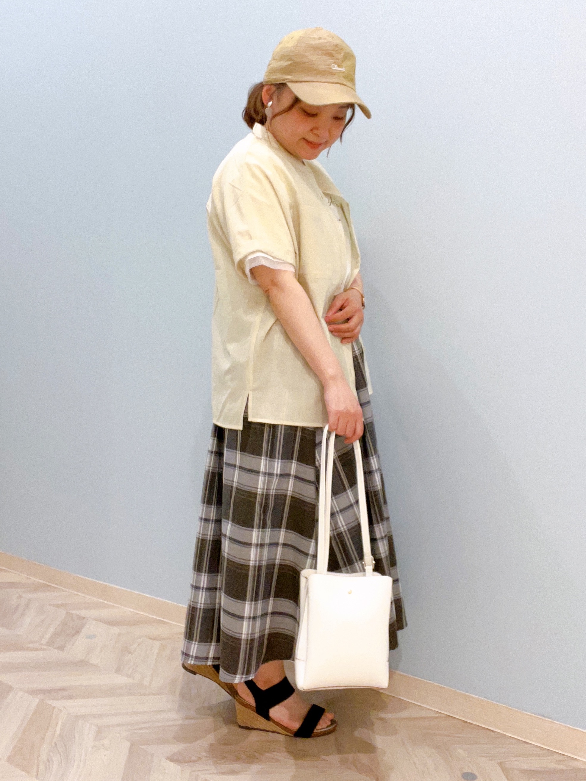 kitaさんの「SHOO･LA･RUE｜【通気性〇/UV/S-LL】風が通り抜ける 半袖バンドカラーシアーシャツ」を使ったコーディネート