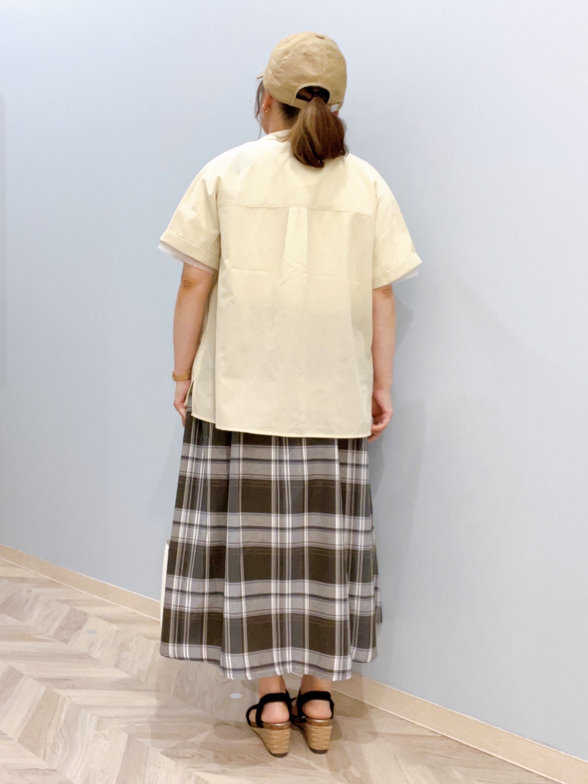 kitaさんの「SHOO･LA･RUE｜【通気性〇/UV/S-LL】風が通り抜ける 半袖バンドカラーシアーシャツ」を使ったコーディネート