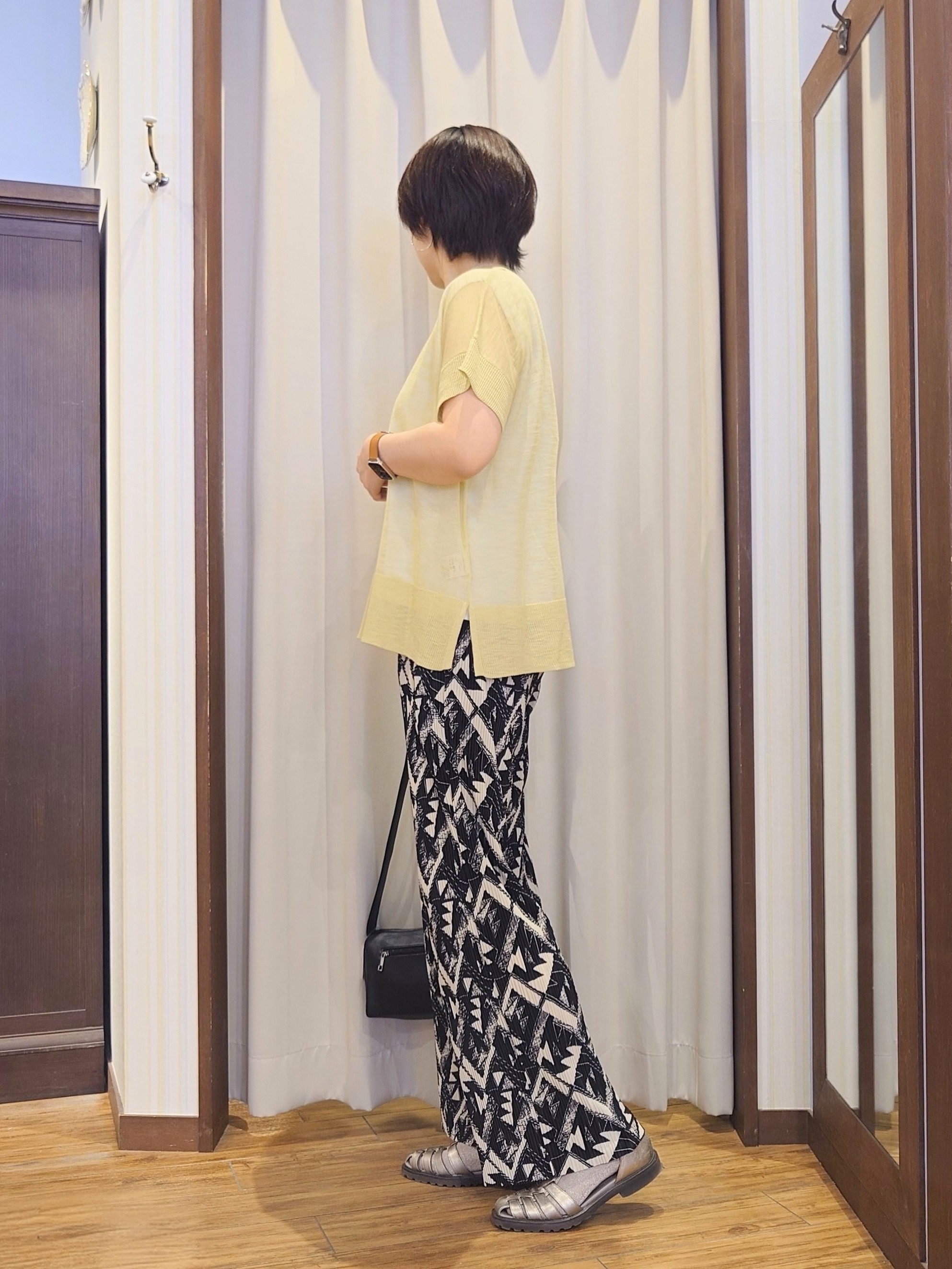 ERIKOさんの「SHOO･LA･RUE｜【2点セット/S-LL/体型カバー】さらりと涼し気 シアーニット+タンクトップ」を使ったコーディネート