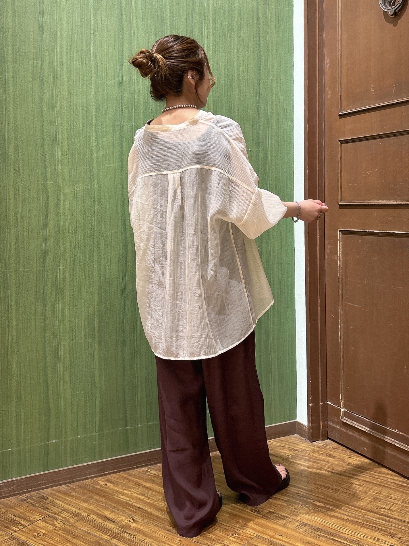 かおりさんの「SHOO･LA･RUE｜【S-LL】大人のシアー感 風合い楽しむバンドカラーシャツ」を使ったコーディネート