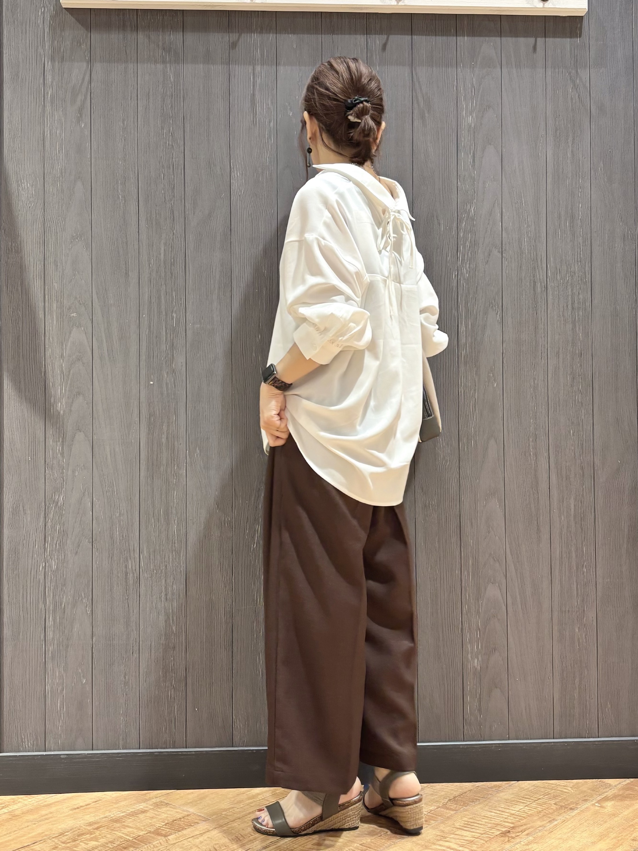 meiさんの「SHOO･LA･RUE｜【S-LL/洗濯機可】後ろ姿も抜かりなく バックレースアップシャツ」を使ったコーディネート