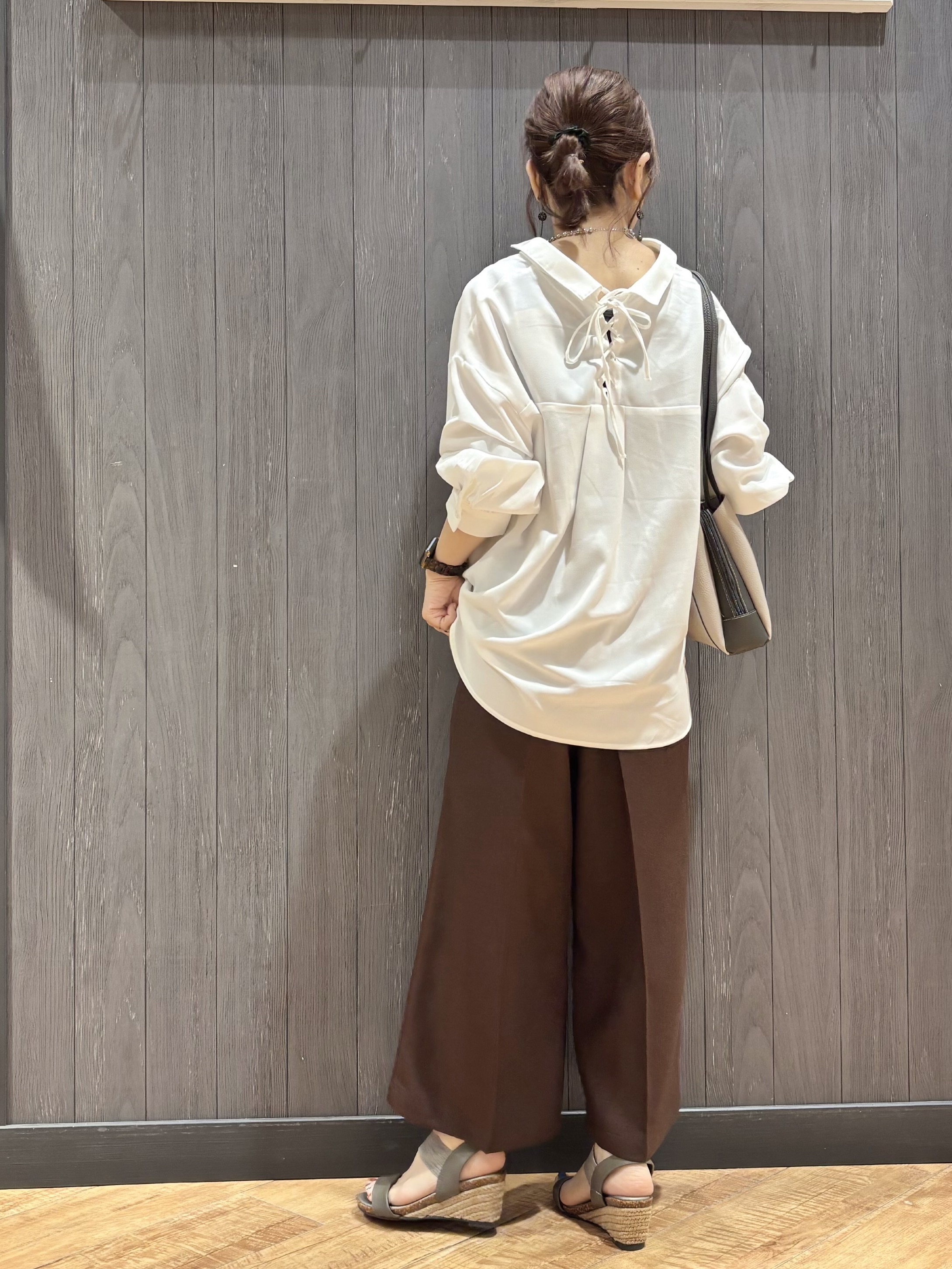 meiさんの「SHOO･LA･RUE｜【S-LL/洗濯機可】後ろ姿も抜かりなく バックレースアップシャツ」を使ったコーディネート