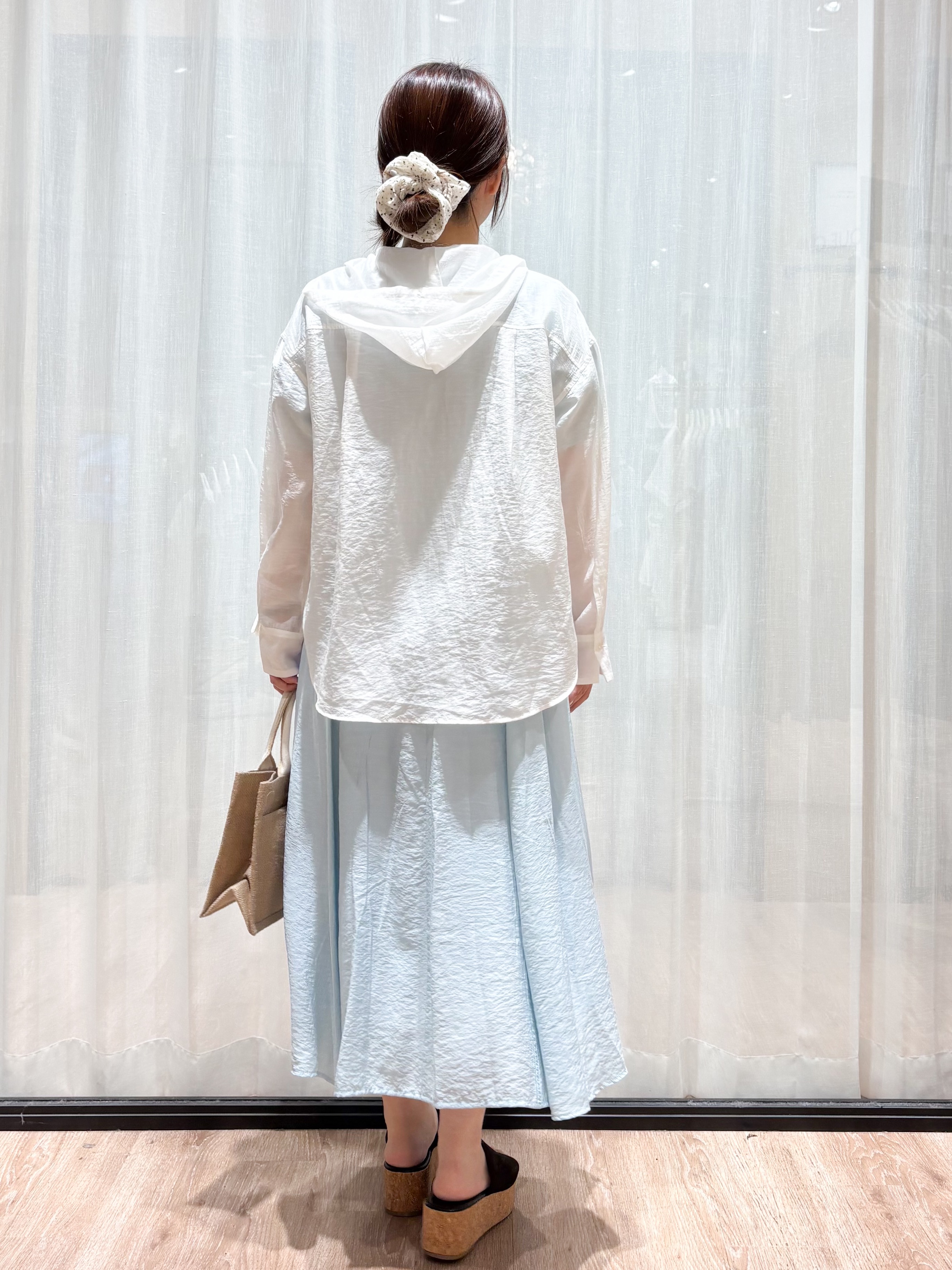 かなさんの「OPAQUE.CLIP｜【洗濯機OK】フード付きシアーシャツ」を使ったコーディネート