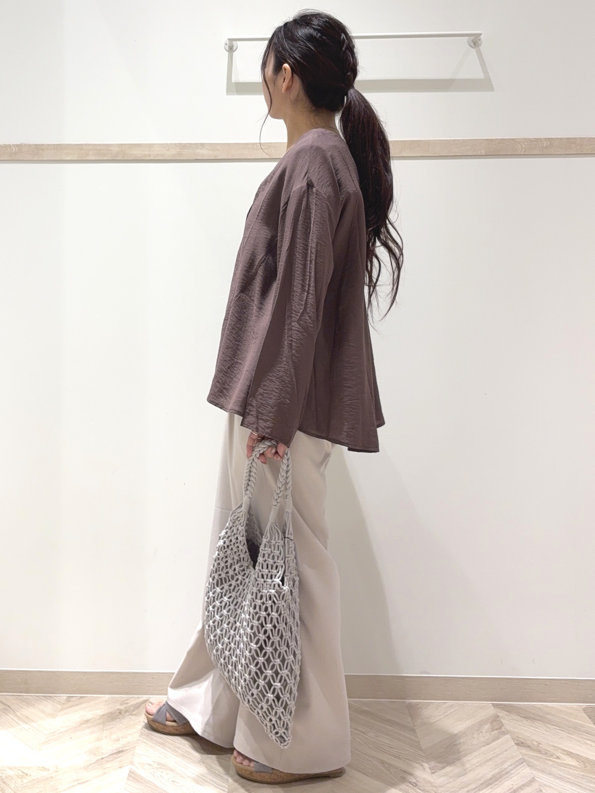 nanaさんの「SHOO･LA･RUE｜【洗濯機可/S-LL】お顔周りすっきり 大人のシアーシャツカーディガン」を使ったコーディネート