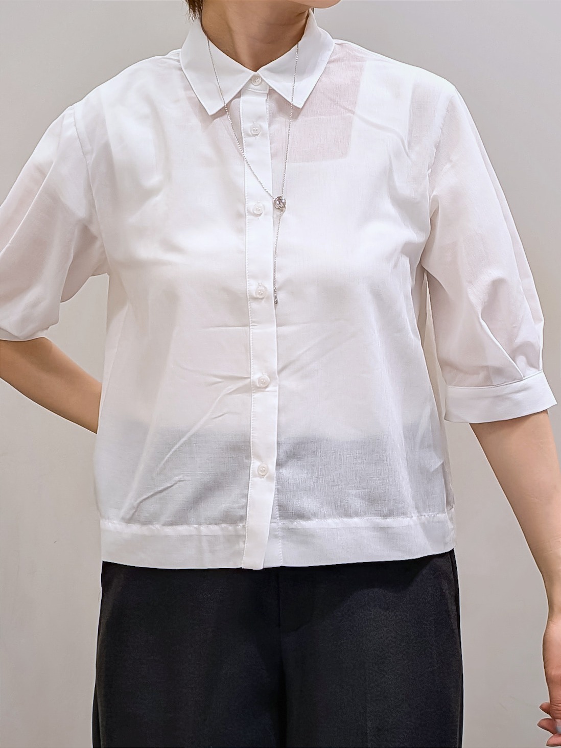 やまちゃんさんの「grove｜【2点SET・二の腕カバー】レースベスト&times;シアーブラウスSET」を使ったコーディネート