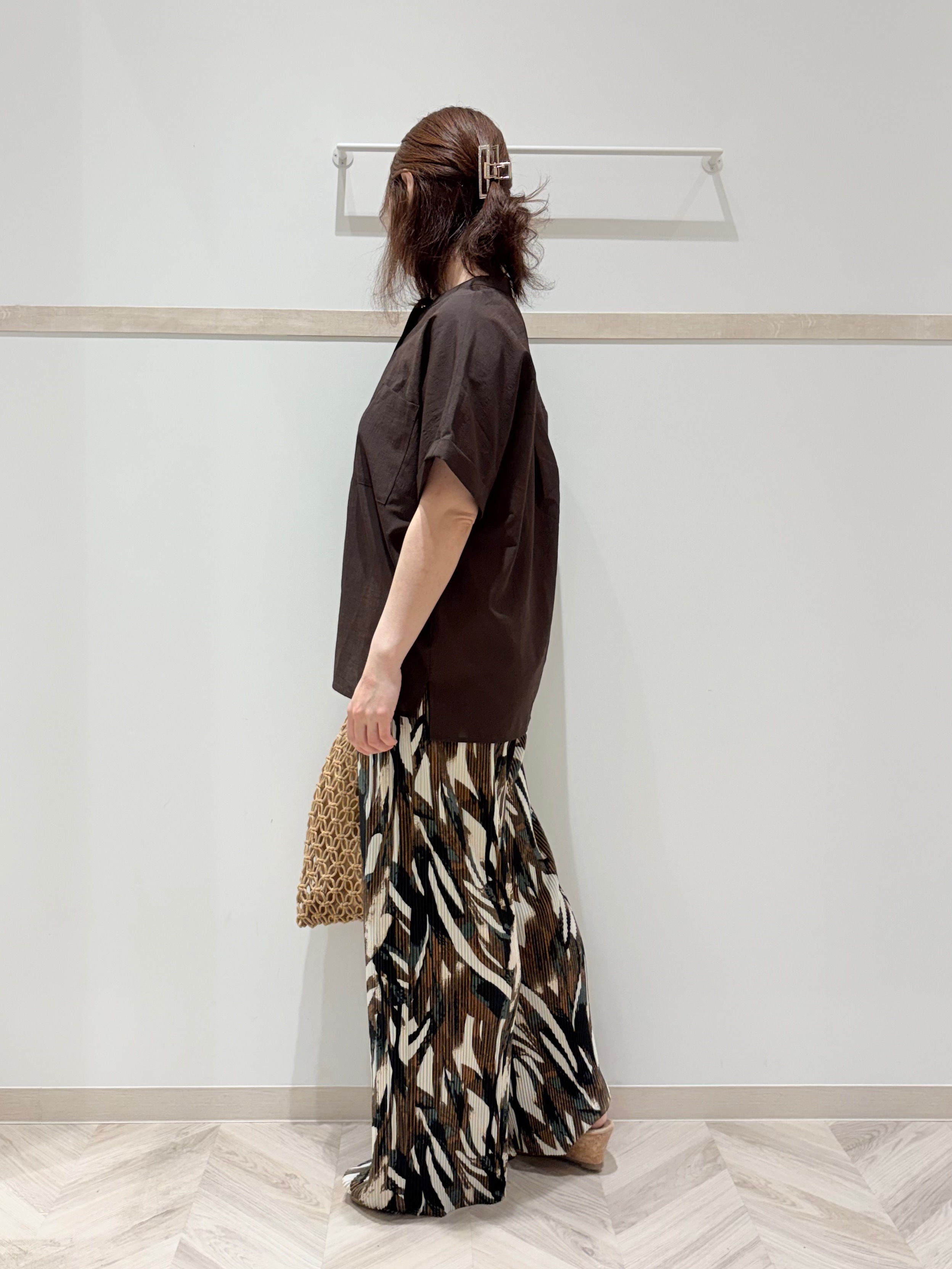 c_h_i_k_aさんの「SHOO･LA･RUE｜【通気性〇/UV/S-LL】風が通り抜ける 半袖バンドカラーシアーシャツ」を使ったコーディネート