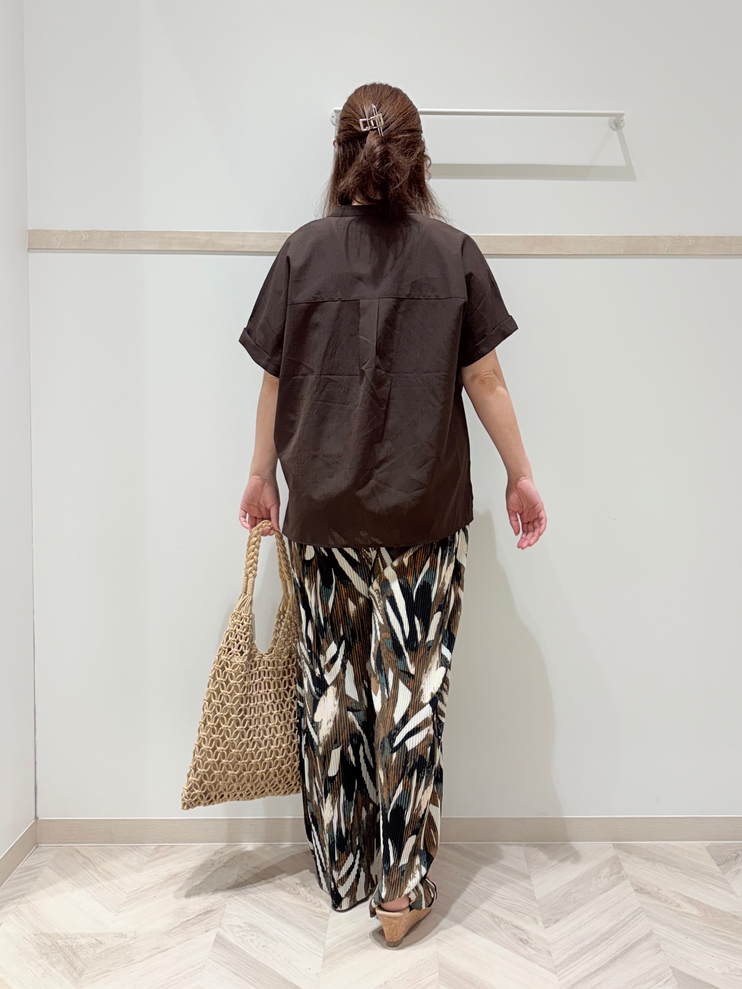 c_h_i_k_aさんの「SHOO･LA･RUE｜【通気性〇/UV/S-LL】風が通り抜ける 半袖バンドカラーシアーシャツ」を使ったコーディネート