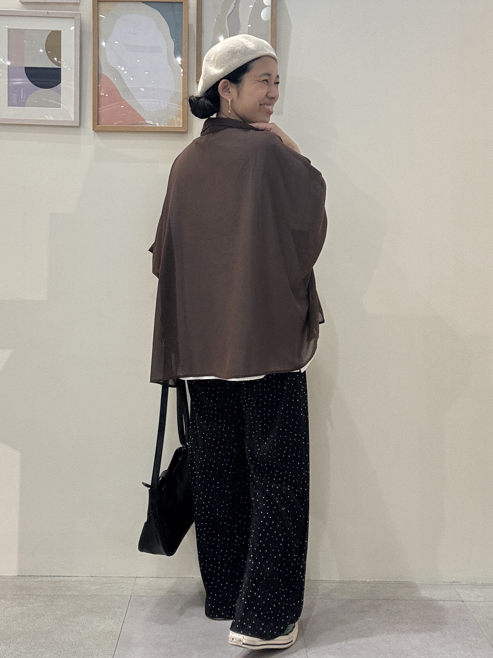 たけぴさんの「SHOO･LA･RUE｜【洗濯機可/体型カバー】羽織るだけで雰囲気変わる 柄アソート ポンチョ風シアーシャツ」を使ったコーディネート