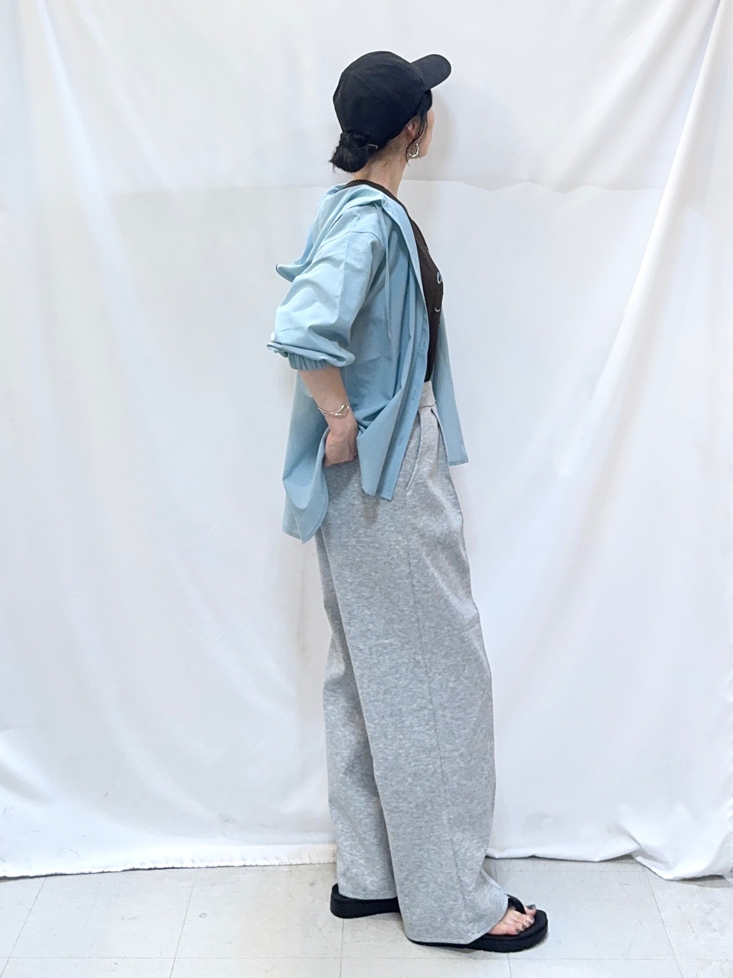 𝐇𝐢𝐫𝐨𝐦𝐢さんの「SHOO･LA･RUE｜【通気性〇/洗濯機可/S-LL】UVカット機能付き ライトな着心地シャツパーカ」を使ったコーディネート