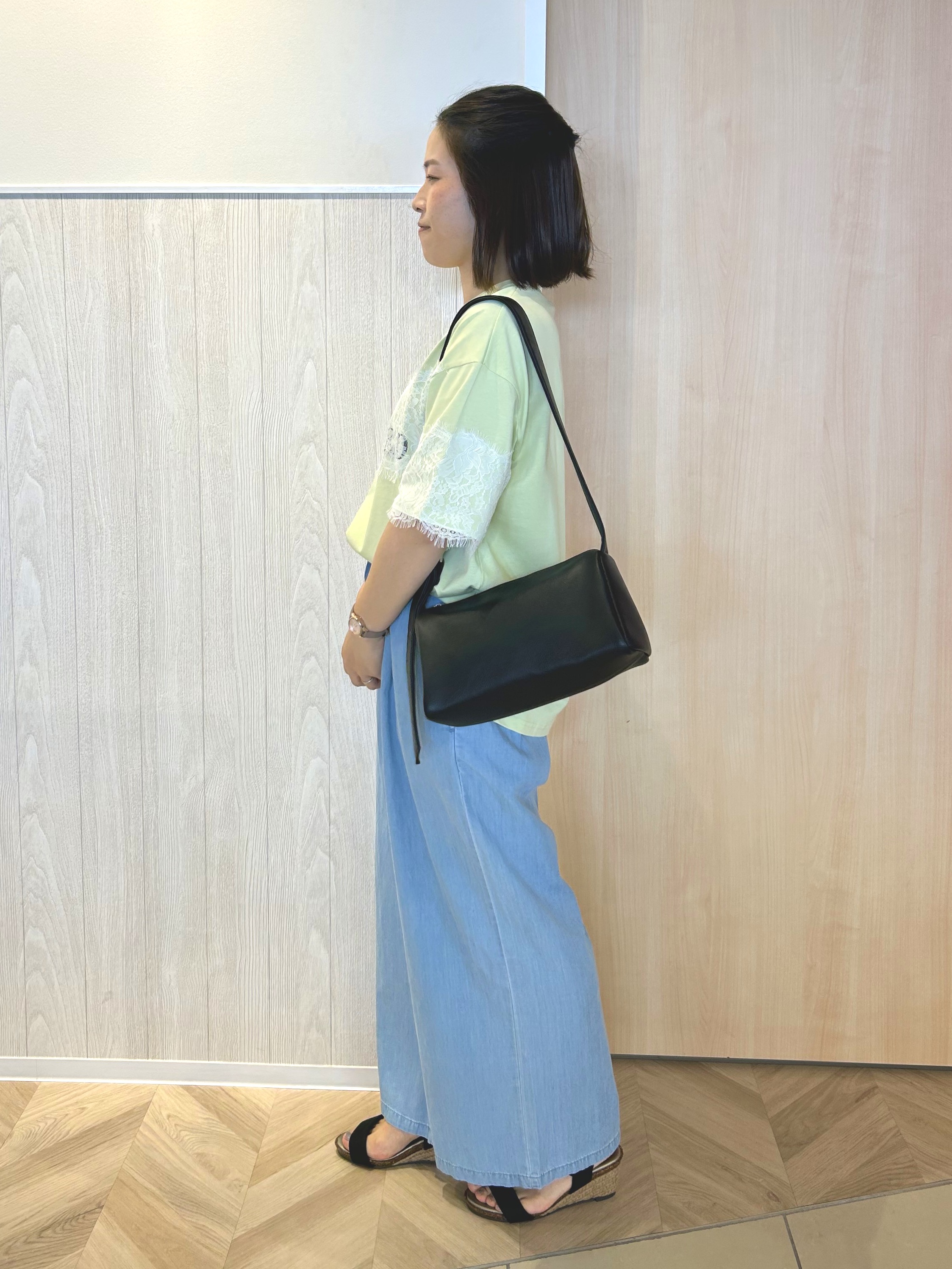 tomoさんの「SHOO･LA･RUE｜【洗濯機可】レースデザインでこなれ見え ロゴプリントTシャツ」を使ったコーディネート