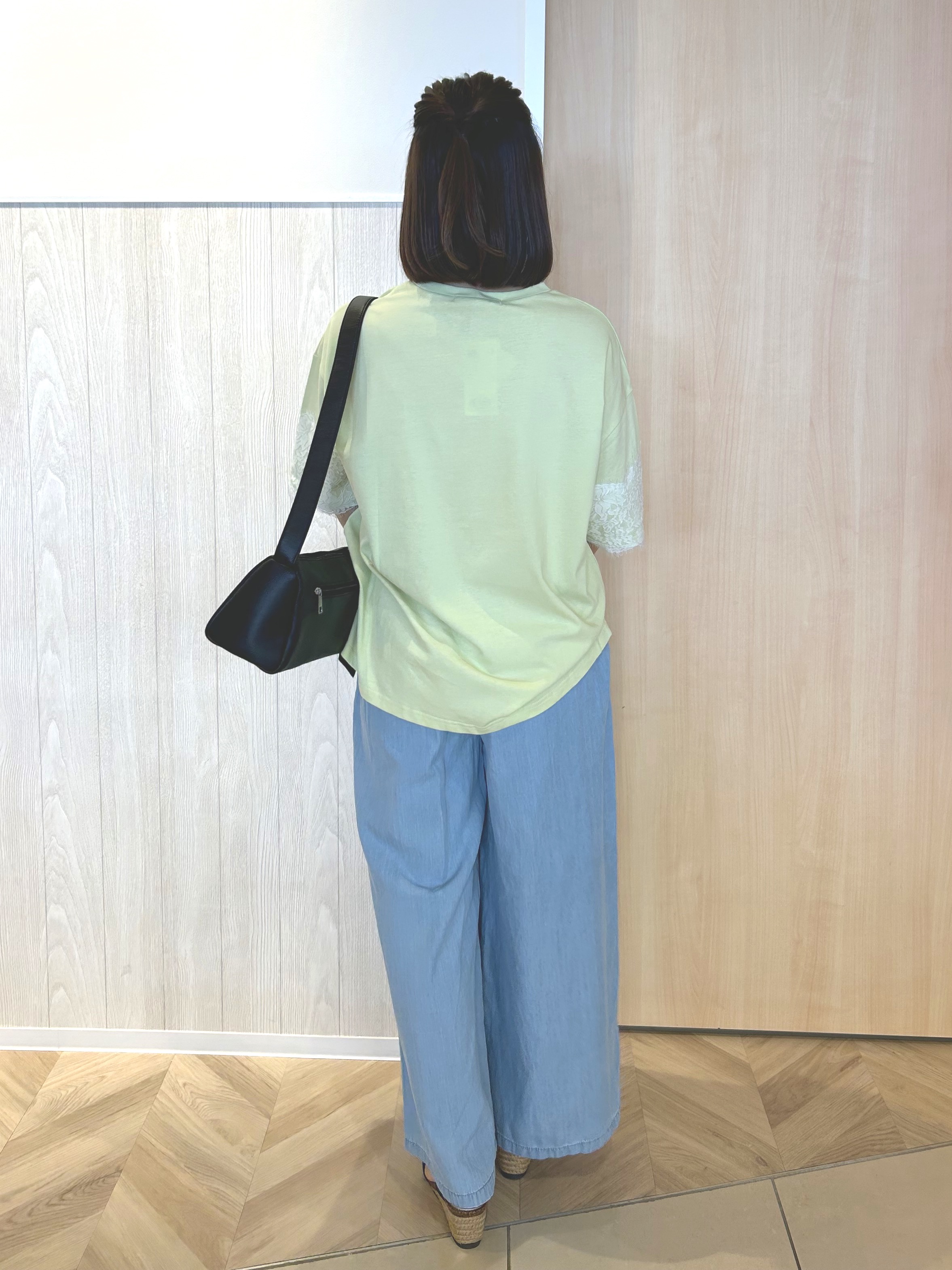 tomoさんの「SHOO･LA･RUE｜【洗濯機可】レースデザインでこなれ見え ロゴプリントTシャツ」を使ったコーディネート