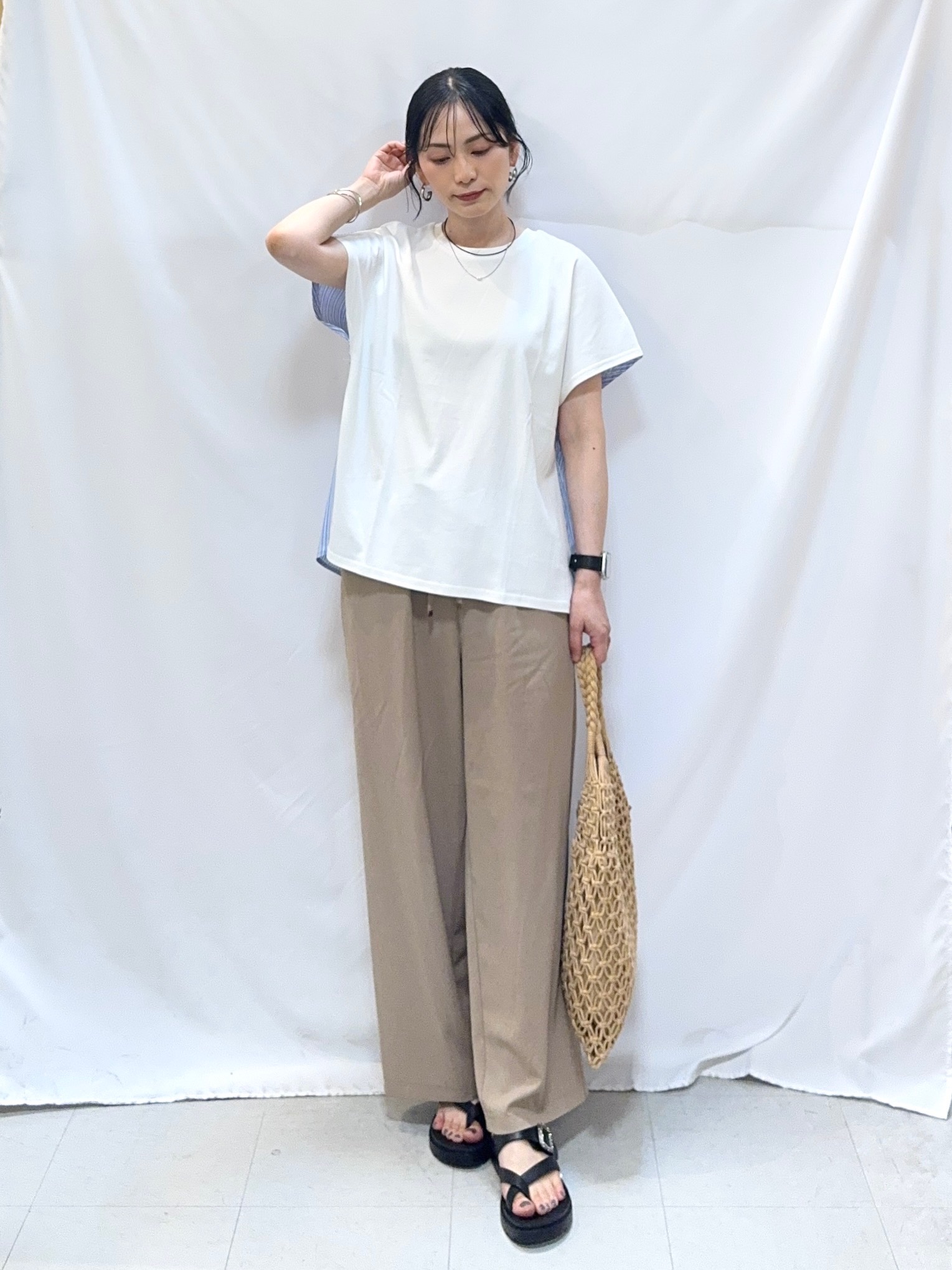𝐇𝐢𝐫𝐨𝐦𝐢さんの「SHOO･LA･RUE｜【体型カバー/S-LL】インせず着られる 前後素材切替Tシャツ」を使ったコーディネート