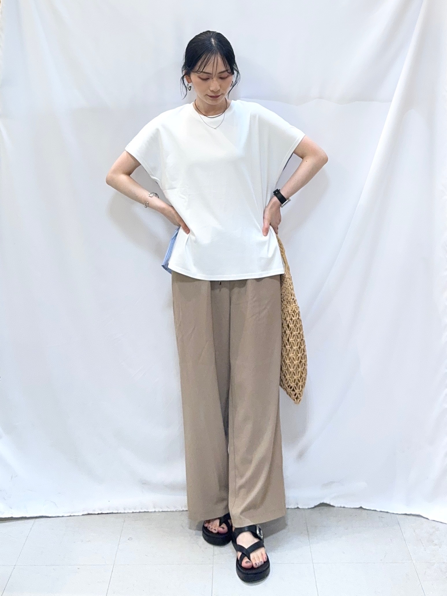 𝐇𝐢𝐫𝐨𝐦𝐢さんの「SHOO･LA･RUE｜【体型カバー/S-LL】インせず着られる 前後素材切替Tシャツ」を使ったコーディネート