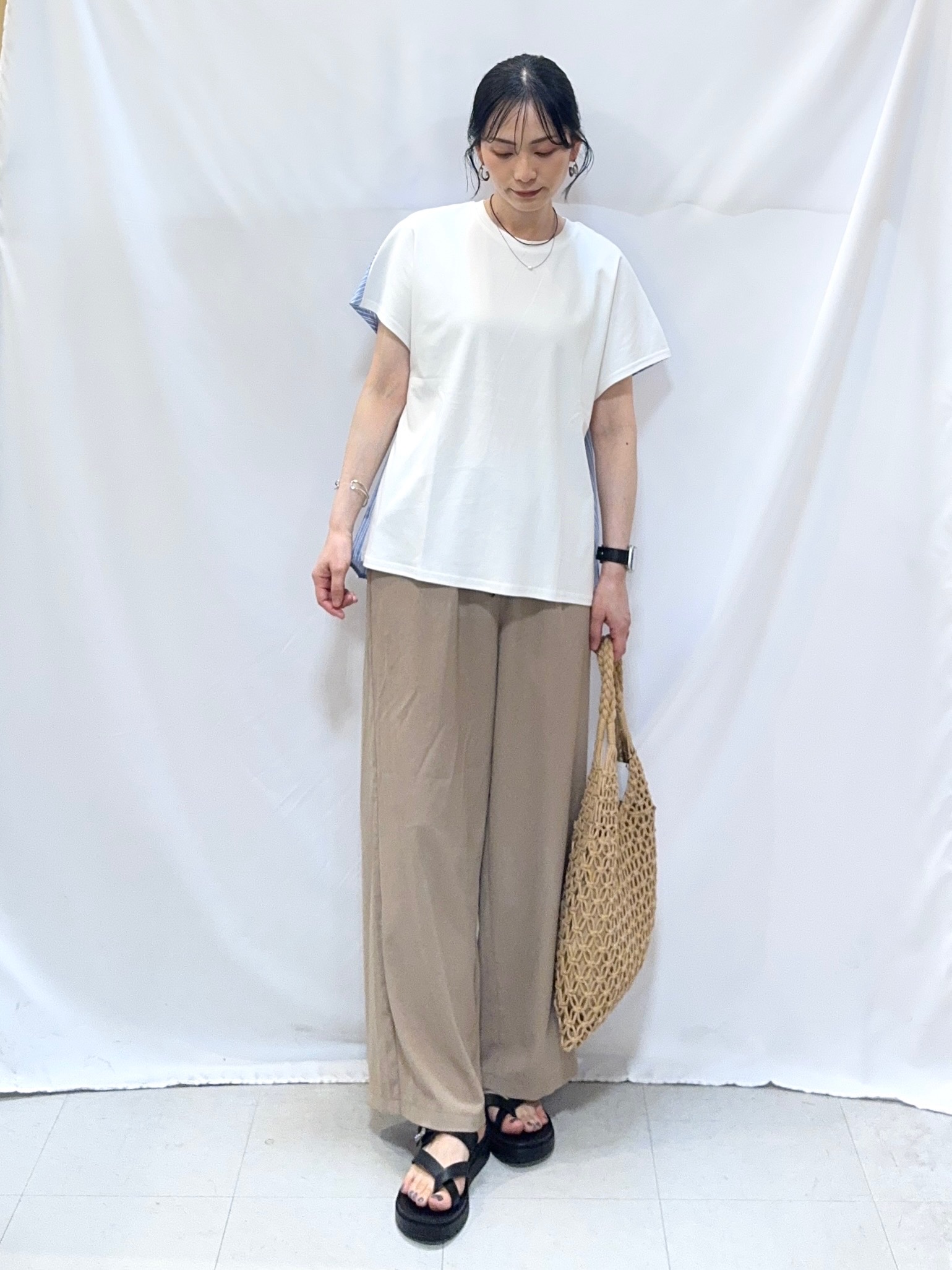 𝐇𝐢𝐫𝐨𝐦𝐢さんの「SHOO･LA･RUE｜【体型カバー/S-LL】インせず着られる 前後素材切替Tシャツ」を使ったコーディネート