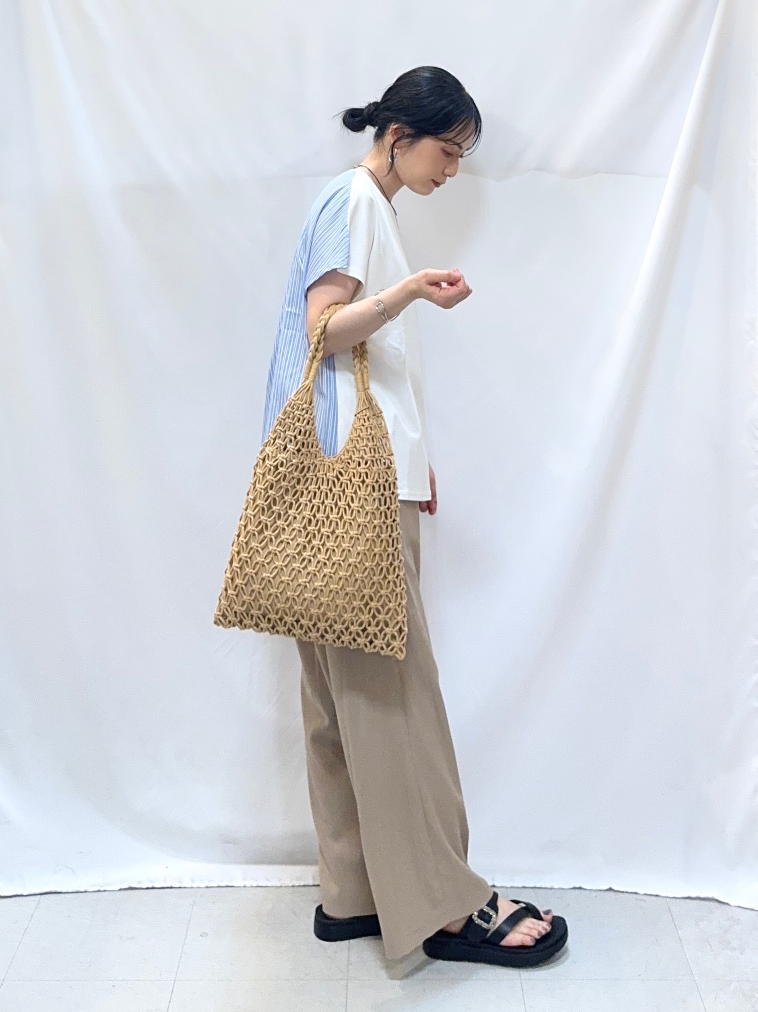 𝐇𝐢𝐫𝐨𝐦𝐢さんの「SHOO･LA･RUE｜【体型カバー/S-LL】インせず着られる 前後素材切替Tシャツ」を使ったコーディネート